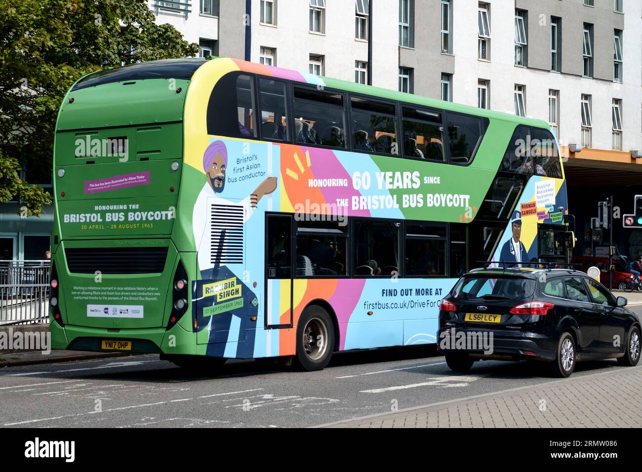 Bristol, Großbritannien. 30. August 2023. Ein speziell bemalter Bus führt durch Bristol, um den 60. Jahrestag der Anhebung der Farbskala bei Bristol-Bussen zu begehen. Bristol boykottierte den lokalen Busservice und schließlich wurde die Farbskala aufgehoben, und das Gesetz wurde geändert, um abfallende Jobs aufgrund von Farben zu verbieten. Quelle: JMF News/Alamy Live News Stockfoto