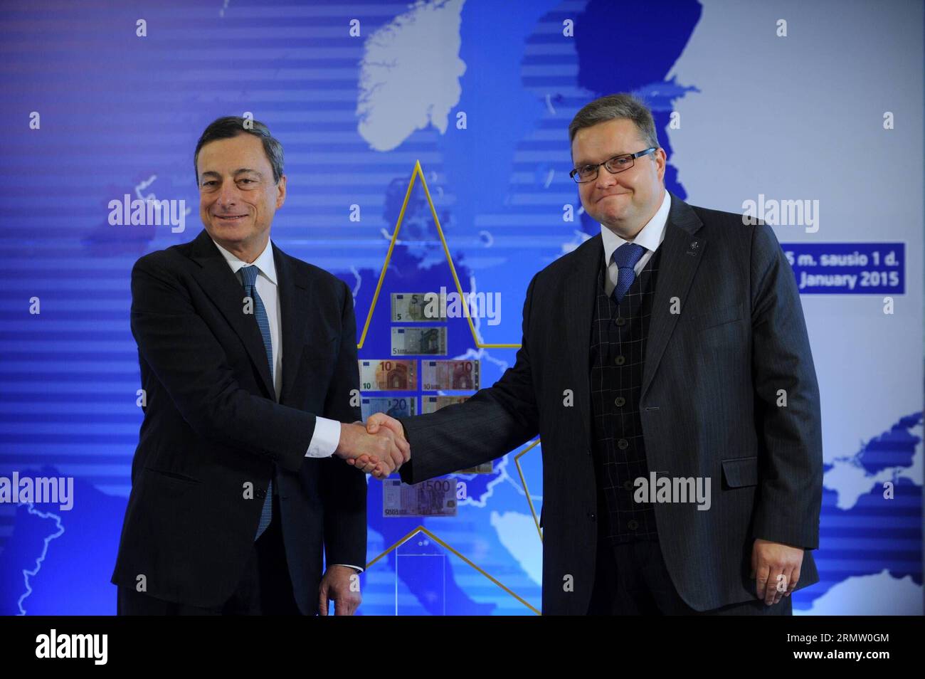 (140925) -- VILNIUS, 25. September 2014 -- Präsident Mario Draghi (L) der Europäischen Zentralbank (EZB) und Präsident der litauischen Zentralbank Vitas Vasiliauskas in Vilnius, Litauen, am 25. September 2014. EZB-Präsident Mario Draghi überreichte hier am Donnerstag einen Euro Star an den Vorsitzenden der litauischen Zentralbank, ein Zeichen, das Litauens Mitgliedschaft im Euro-Währungsgebiet symbolisiert. ) (lmz) LUTHUANIA-VILNIUS-EURO STAR AlfredasxPliadis PUBLICATIONxNOTxINxCHN Vilnius Sept 25 2014 EZB-Präsident Mario Draghi l und Präsident der litauischen Zentralbank Vitas in Vilnius Litauen ZUR SE Stockfoto