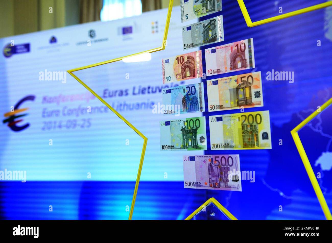 (140925) -- VILNIUS, 25. September 2014 -- Foto aufgenommen am 25. September 2014, zeigt den Euro Star in Vilnius, Litauen. Der Präsident der Europäischen Zentralbank (EZB) Mario Draghi übergab hier am Donnerstag einen Euro Star an den Vorsitzenden der litauischen Zentralbank, ein Zeichen, das die Mitgliedschaft Litauens im Euro-Währungsgebiet symbolisiert. ) (lmz) LUTHUANIA-VILNIUS-EURO STAR AlfredasxPliadis PUBLICATIONxNOTxINxCHN Vilnius Sept 25 2014 Foto aufgenommen AM 25 2014. September zeigt den Euro Star in Vilnius Litauen Präsident der Europäischen Zentralbank EZB Mario Draghi übergab einen Euro Star an den Vorsitzenden der litauischen Zentralbank Stockfoto