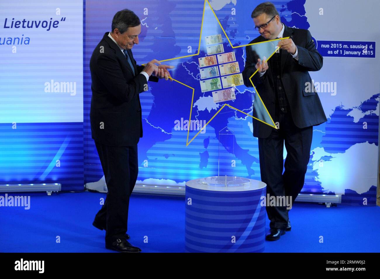 (140925) -- VILNIUS, 25. September 2014 -- der Präsident der Europäischen Zentralbank (EZB) Mario Draghi (L) übergibt Euro Star am 25. September 2014 an den Präsidenten der litauischen Zentralbank Vitas Vasiliauskas in Vilnius, Litauen. EZB-Präsident Mario Draghi überreichte hier am Donnerstag einen Euro Star an den Vorsitzenden der litauischen Zentralbank, ein Zeichen, das Litauens Mitgliedschaft im Euro-Währungsgebiet symbolisiert. ) (lmz) LUTHUANIA-VILNIUS-EURO STAR AlfredasxPliadis PUBLICATIONxNOTxINxCHN Vilnius Sept 25 2014 EZB-Präsident Mario Draghi l übergibt Euro Star an den Präsidenten der Litauischen Zentren Stockfoto