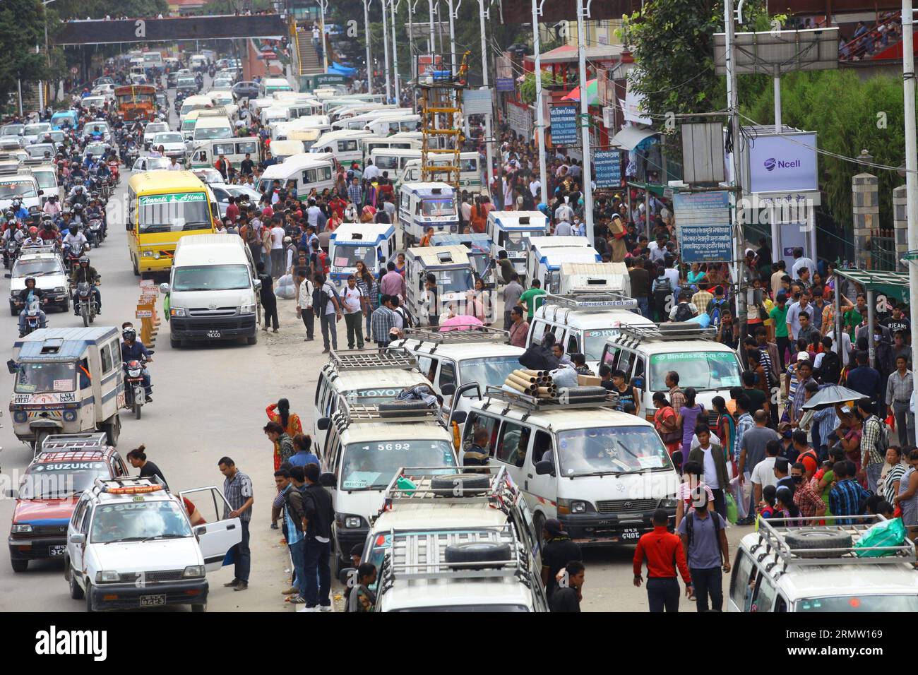 (140926) -- KATHMANDU, 26. September 2014 -- Menschen und Fahrzeuge drängen sich auf eine Straße, um für das Dashain Festival in Kathmandu, Nepal, 26. September 2014 einzukaufen. Dashain ist ein nationales fest des Landes, das uralte Traditionen und die Hingabe der Nepalesen an die Göttin Durga widerspiegelt. NEPAL-KATHMANDU-DASHAIN FESTIVAL SunilxSharma PUBLICATIONxNOTxINxCHN Kathmandu September 26 2014 Prominente und FAHRZEUGE drängen sich auf eine Straße, um für das Dashain Festival in Kathmandu einzukaufen Nepal September 26 2014 Dashain IST ein nationales Festival des Landes, das die alten Traditionen und die Hingabe der nepalesischen Towa widerspiegelt Stockfoto