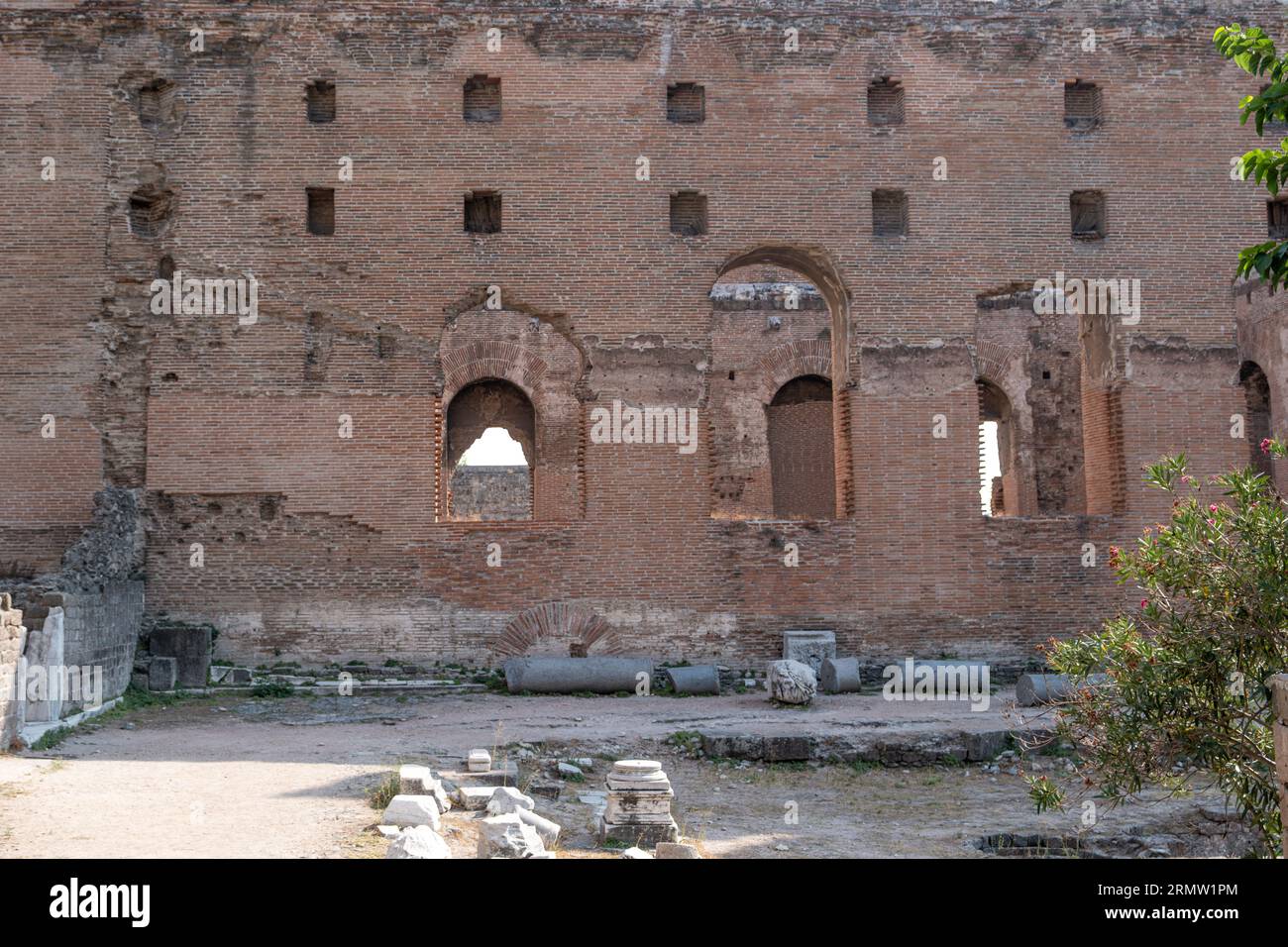 Bergama (Pergamon), Izmir-Türkei - 17-08-2023 : der Tempel der ägyptischen Götter (Serapeion) in Bergama, türkisch „Kizil Kilise (Kizil Avlu)“ Stockfoto