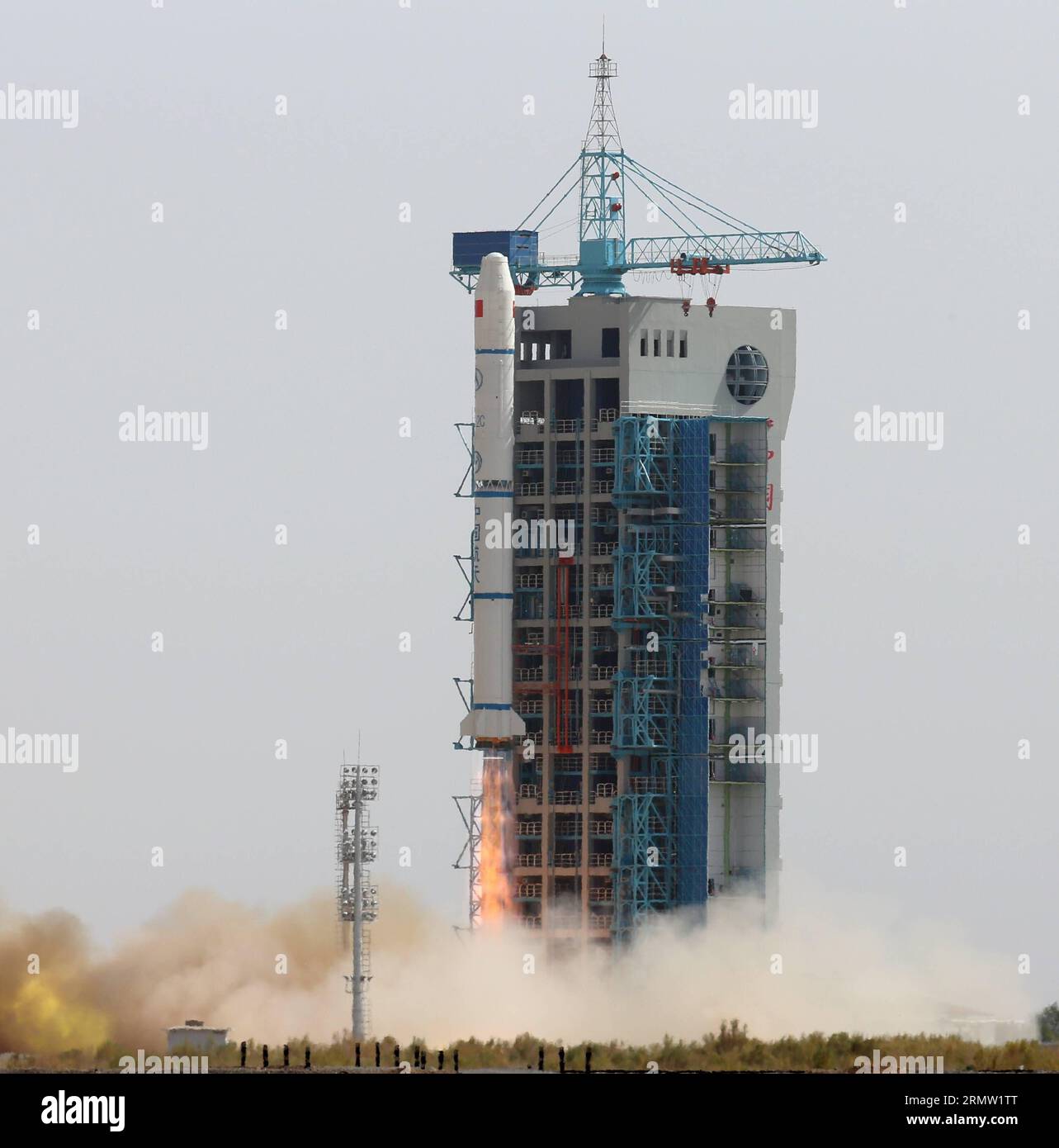 Eine lange März-2C-Trägerrakete mit dem experimentellen Satelliten Shijian-11-07 fliegt am Jiuquan Satellite Launch Center in Jiuquan in der nordwestchinesischen Provinz Gansu am 28. September 2014 in den Himmel. Der Satellit wurde von China Spacesat Co. Entwickelt Ltd unter der China Aerospace Science and Technology Corporation wird für wissenschaftliche Experimente im Weltraum verwendet. Dies war der 194. Flug der Long March-Raketenserie. Yang Shiyao) (wjq) CHINA-GANSU-JIUQUAN-SATELLITE-LAUNCH (CN) YaoxShiyao PUBLICATIONxNOTxINxCHN A Long March 2C Carrier Rocket mit dem Shijian 11 07 Exper Stockfoto