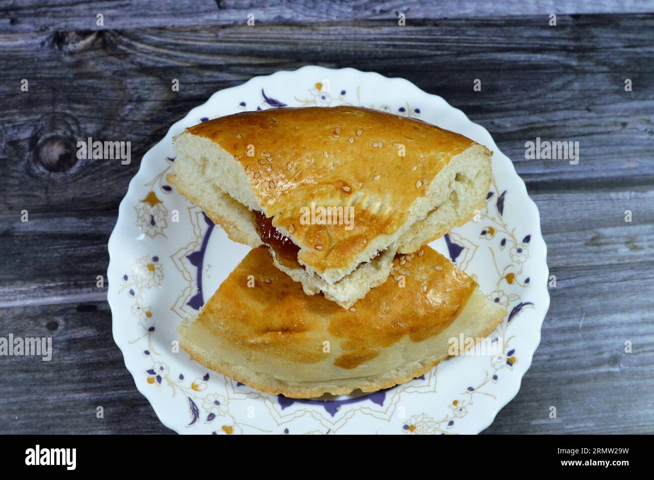 Feigen-Fruchtmarmelade, die in einem Tandyr-Nan-Usbek-Brot gefüllt ist, einer Art zentralasiatischem Brot, das oft durch Stempeln von Mustern auf den Teig mit einem bre verziert wird Stockfoto