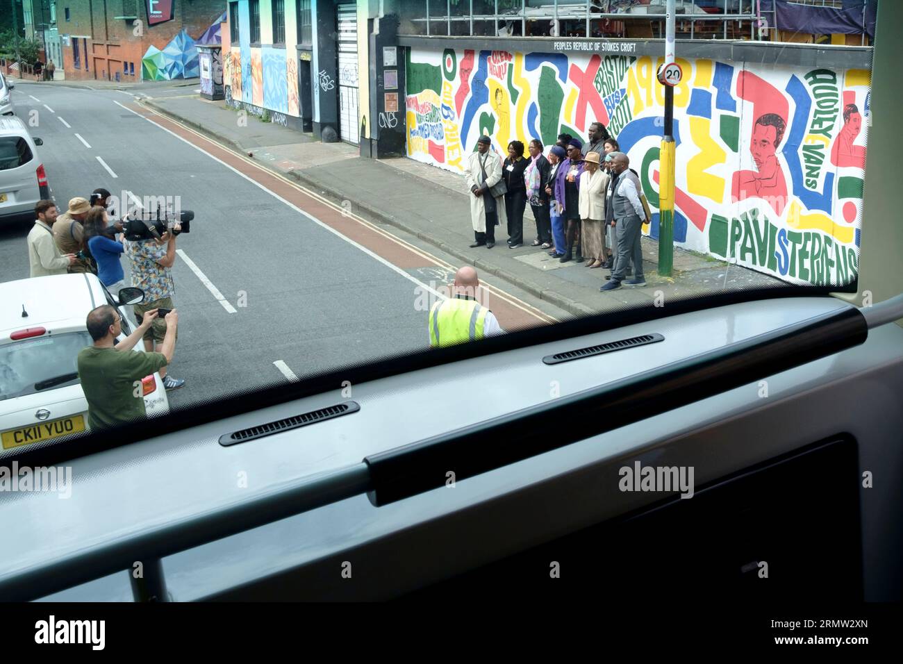 Bristol, Großbritannien. 30. August 2023. Die Aussicht vom Bus. Ein speziell bemalter Bus führt durch Bristol, um den 60. Jahrestag der Anhebung der Farbskala bei Bristol-Bussen zu begehen. Bristol boykottierte den lokalen Busservice und schließlich wurde die Farbskala aufgehoben, und das Gesetz wurde geändert, um abfallende Jobs aufgrund von Farben zu verbieten. Quelle: JMF News/Alamy Live News Stockfoto Bristol, Großbritannien. 30. August 2023. Die Aussicht vom Bus. Ein speziell bemalter Bus führt durch Bristol, um den 60. Jahrestag der Anhebung der Farbskala bei Bristol-Bussen zu begehen. Bristol boykottierte den lokalen Busservice und schließlich wurde die Farbskala aufgehoben, und das Gesetz wurde geändert, um abfallende Jobs aufgrund von Farben zu verbieten. Quelle: JMF News/Alamy Live News Stockfoto
