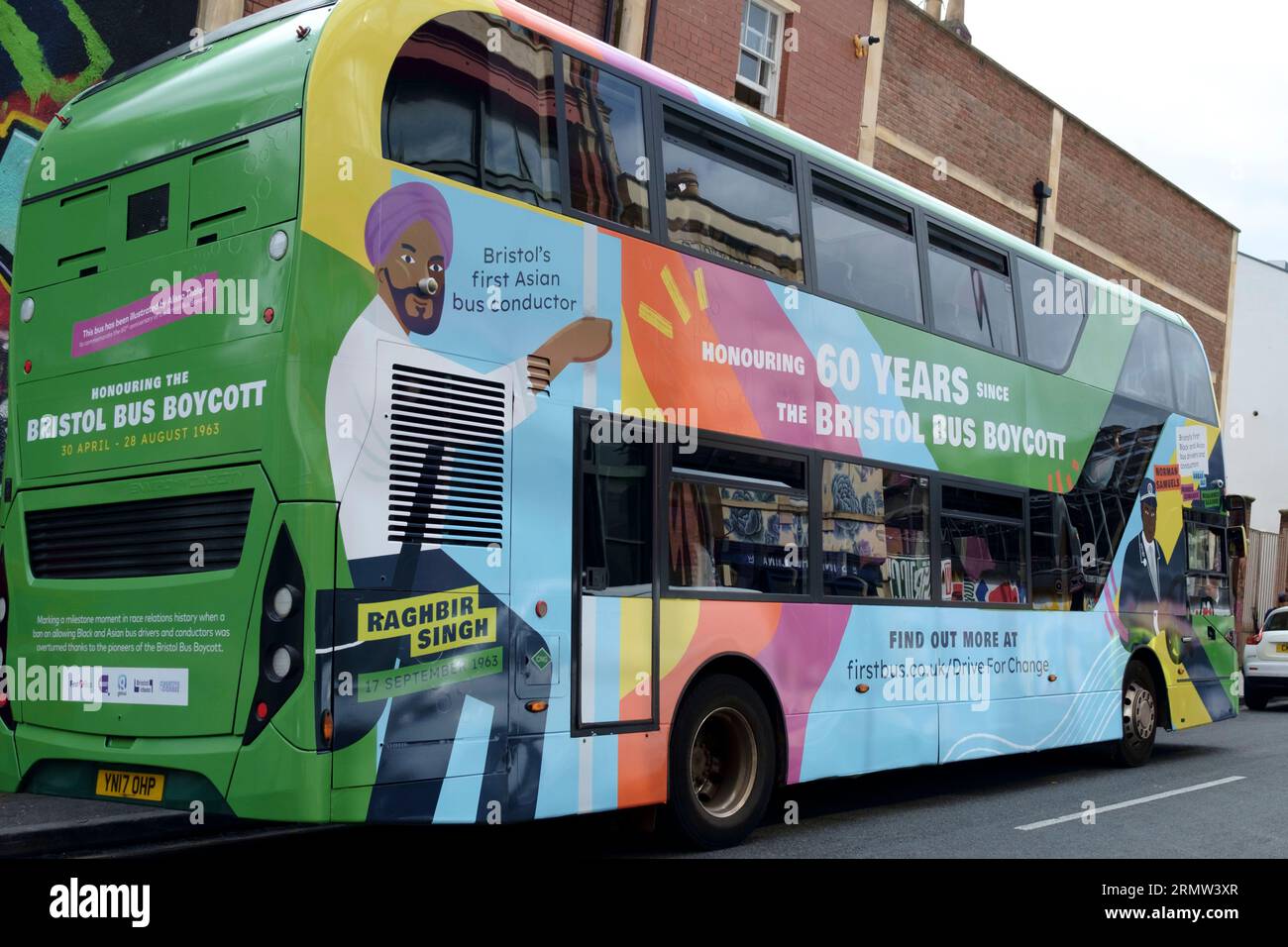 Bristol, Großbritannien. 30. August 2023. Ein speziell bemalter Bus führt durch Bristol, um den 60. Jahrestag der Anhebung der Farbskala bei Bristol-Bussen zu begehen. Bristol boykottierte den lokalen Busservice und schließlich wurde die Farbskala aufgehoben, und das Gesetz wurde geändert, um abfallende Jobs aufgrund von Farben zu verbieten. Quelle: JMF News/Alamy Live News Stockfoto
