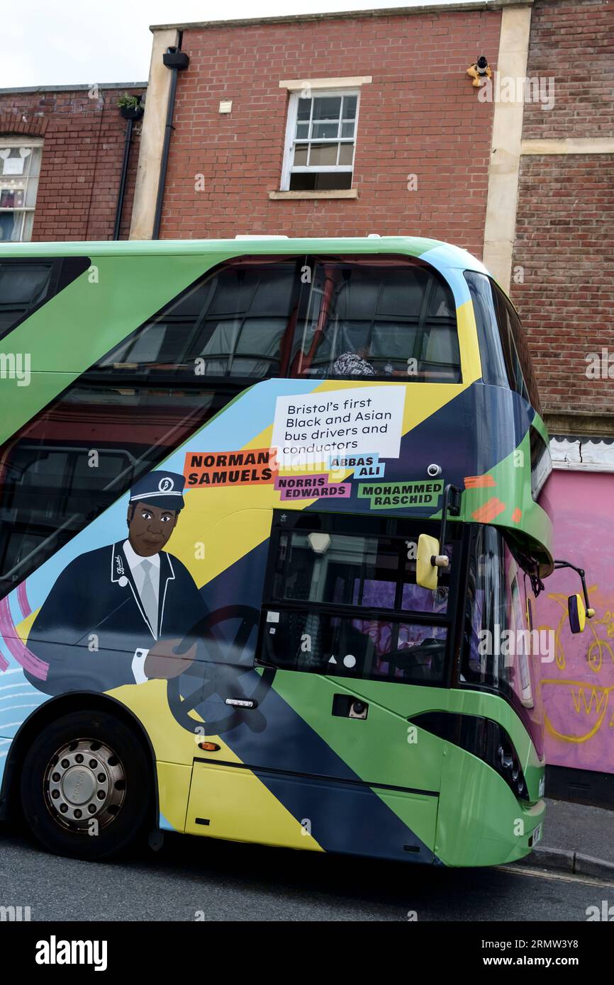 Bristol, Großbritannien. 30. August 2023. Ein speziell bemalter Bus führt durch Bristol, um den 60. Jahrestag der Anhebung der Farbskala bei Bristol-Bussen zu begehen. Bristol boykottierte den lokalen Busservice und schließlich wurde die Farbskala aufgehoben, und das Gesetz wurde geändert, um abfallende Jobs aufgrund von Farben zu verbieten. Quelle: JMF News/Alamy Live News Stockfoto