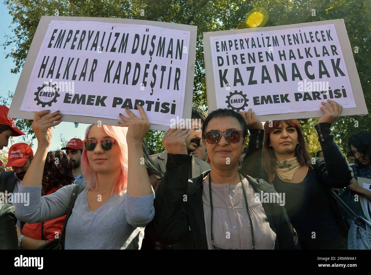 (141002) -- ANKARA, 2. Oktober 2014 -- türkisches Volk versammelt sich, um gegen einen Antrag zu protestieren, der dem Parlament von der Regierung vorgelegt wurde, um die Genehmigung zu ersuchen, türkische Truppen ins Ausland zu entsenden und bedeutende ausländische Truppen auf türkischem Gebiet gegen den extremistischen Islamischen Staat Irak und die Levante (ISIL) zu stationieren. vor dem parlamentsgebäude in der Hauptstadt Ankara am 2. Oktober 2014. ) TÜRKEI-ANKARA-ANTIKRIEGSPROTEST MertxMacit PUBLICATIONxNOTxINxCHN Ankara OKT 2 2014 türkische Prominente versammeln sich, um gegen einen Antrag der Regierung an das Parlament zu PROTESTIEREN, UM nach Autho zu FRAGEN Stockfoto