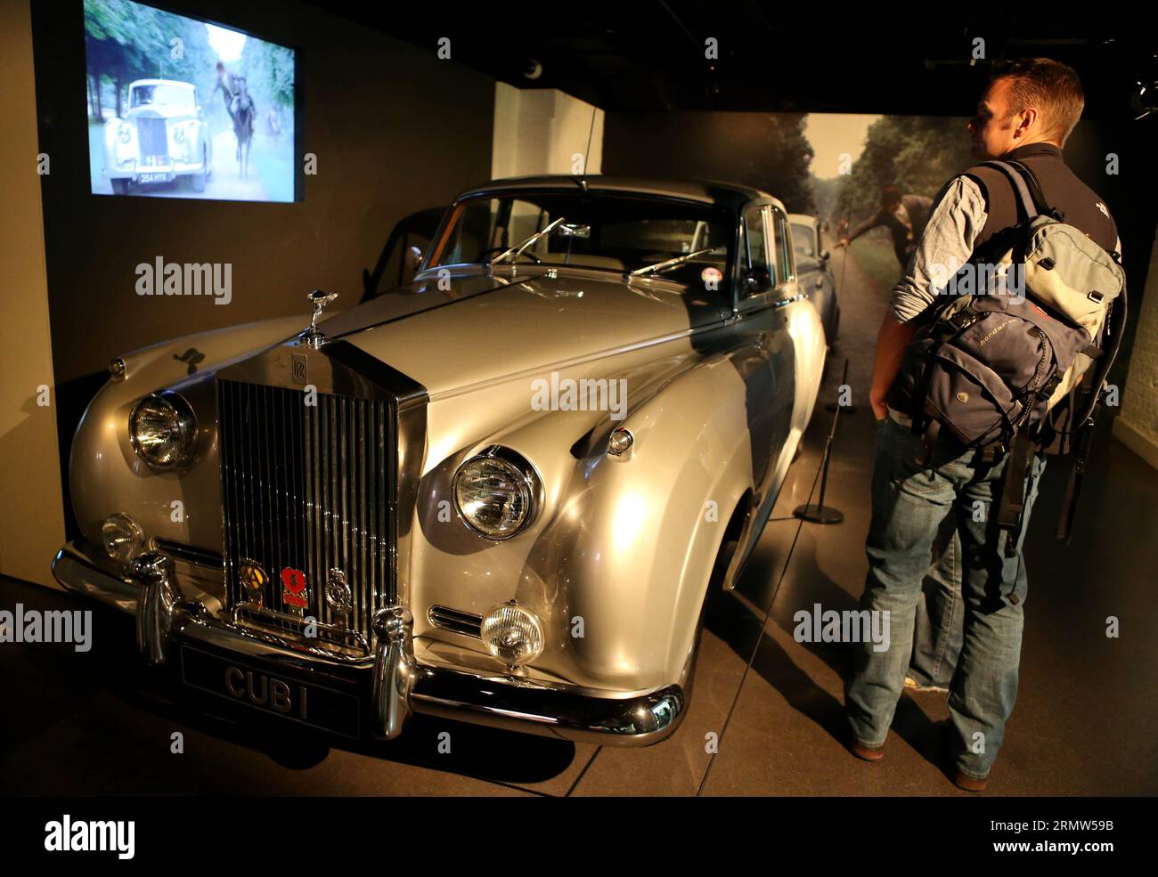 (141004) -- LONDON, Foto aufgenommen am 4. Oktober 2014 zeigt die Ausstellung Bond in Motion im London Film Museum in London, Großbritannien. Bond in Motion ist die offizielle Ausstellung von James Bond-Fahrzeugen, die in der renommierten Filmserie zu sehen sind. Es ist die größte Ausstellung dieser Art, die jemals in London gezeigt wurde. Die Ausstellung ist bis März 2015 geöffnet. ) UK-LONDON-BOND IN MOTION AUSSTELLUNG-JAMES BOND HanxYan PUBLICATIONxNOTxINxCHN London Foto aufgenommen AM 4. Oktober 2014 zeigt die Bond in Motion Ausstellung IM London Film Museum in London Großbritannien Bond in Motion IST die offizielle Ausstellung von Stockfoto