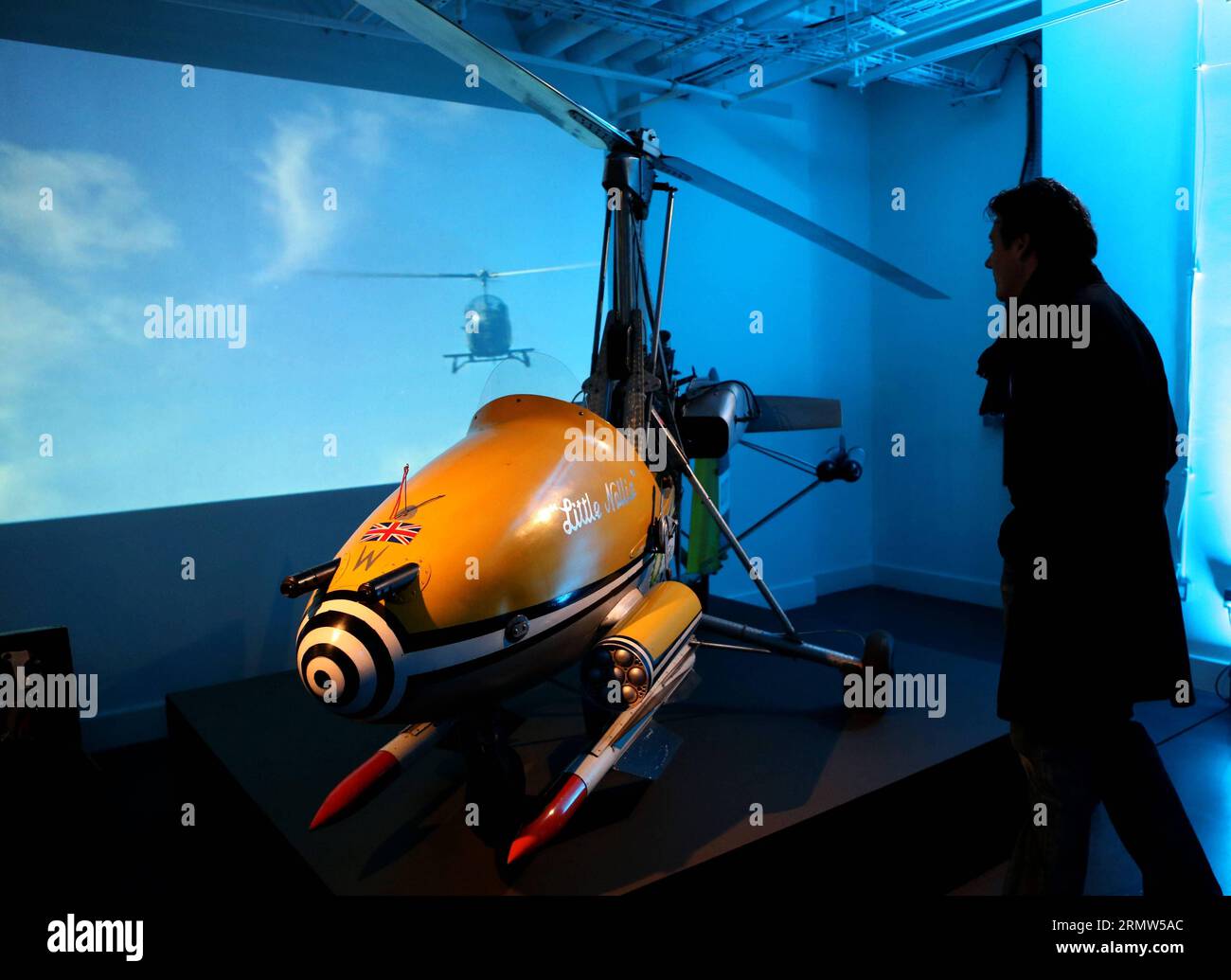 (141004) -- LONDON, Foto aufgenommen am 4. Oktober 2014 zeigt die Ausstellung Bond in Motion im London Film Museum in London, Großbritannien. Bond in Motion ist die offizielle Ausstellung von James Bond-Fahrzeugen, die in der renommierten Filmserie zu sehen sind. Es ist die größte Ausstellung dieser Art, die jemals in London gezeigt wurde. Die Ausstellung ist bis März 2015 geöffnet. ) UK-LONDON-BOND IN MOTION AUSSTELLUNG-JAMES BOND HanxYan PUBLICATIONxNOTxINxCHN London Foto aufgenommen AM 4. Oktober 2014 zeigt die Bond in Motion Ausstellung IM London Film Museum in London Großbritannien Bond in Motion IST die offizielle Ausstellung von Stockfoto