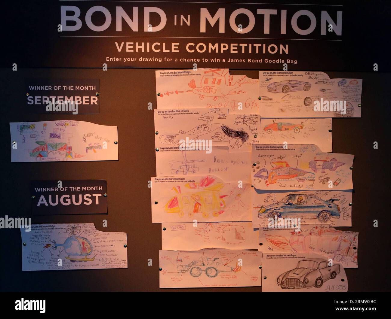 (141004) -- LONDON, Foto aufgenommen am 4. Oktober 2014 zeigt den von Besuchern der Ausstellung Bond in Motion gezogenen Fahrzeugwettbewerb im London Film Museum in London, Großbritannien. Bond in Motion ist die offizielle Ausstellung von James Bond-Fahrzeugen, die in der renommierten Filmserie zu sehen sind. Es ist die größte Ausstellung dieser Art, die jemals in London gezeigt wurde. Die Ausstellung ist bis März 2015 geöffnet. ) UK-LONDON-BOND IN MOTION AUSSTELLUNG-JAMES BOND HanxYan PUBLICATIONxNOTxINxCHN London Foto aufgenommen AM 4. Oktober 2014 zeigt den Fahrzeugwettbewerb von Besuchern der Bond in Motion Ausstellung AUF der Stockfoto