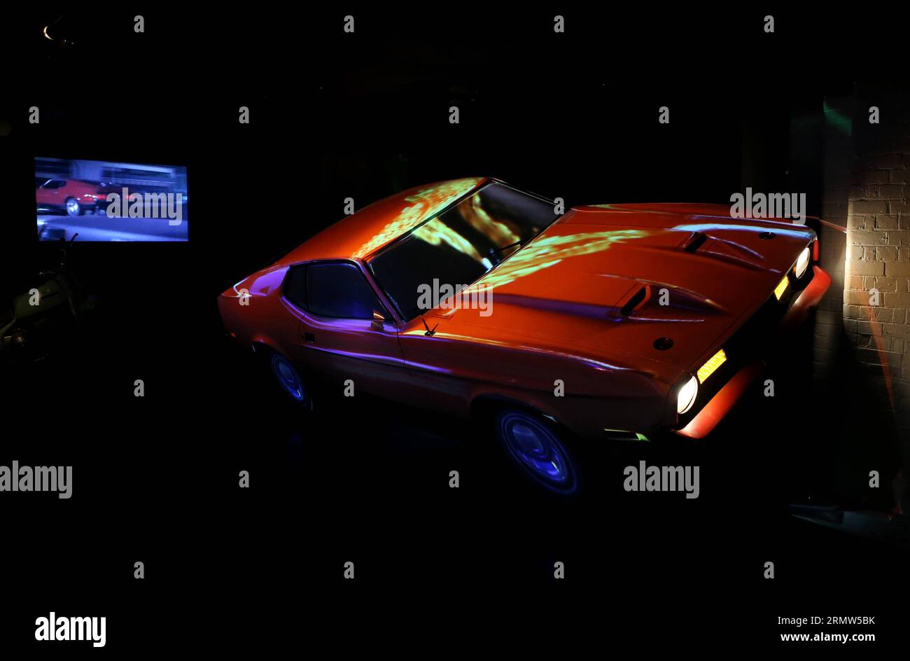 (141004) -- LONDON, Foto aufgenommen am 4. Oktober 2014 zeigt die Ausstellung Bond in Motion im London Film Museum in London, Großbritannien. Bond in Motion ist die offizielle Ausstellung von James Bond-Fahrzeugen, die in der renommierten Filmserie zu sehen sind. Es ist die größte Ausstellung dieser Art, die jemals in London gezeigt wurde. Die Ausstellung ist bis März 2015 geöffnet. ) UK-LONDON-BOND IN MOTION AUSSTELLUNG-JAMES BOND HanxYan PUBLICATIONxNOTxINxCHN London Foto aufgenommen AM 4. Oktober 2014 zeigt die Bond in Motion Ausstellung IM London Film Museum in London Großbritannien Bond in Motion IST die offizielle Ausstellung von Stockfoto