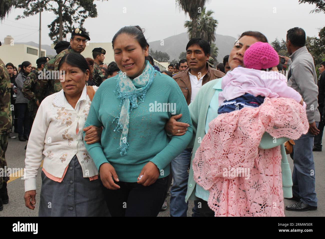 (141005) -- LIMA, 5. Oktober 2014 -- Verwandte des ermordeten Unteroffiziers der Nationalpolizei Sergio Mendoza reagieren während einer Hommage im Hauptquartier der Nationalen Polizei Perus für Sondereinsätze, im Bezirk ATE Vitarte des Departements Lima in Peru, am 4. Oktober 2014. Ein Konvoi der Nationalpolizei wurde am Freitag angegriffen, während das Wahlmaterial in Ayacucho in Bewegung gehalten wurde, wobei zwei tote Polizisten und fünf weitere verletzt wurden, so die lokale Presse. Luis Camacho) PERU-LIMA-SECURITY-VIOLENCE e LuisxCamacho PUBLICATIONxNOTxINxCHN Lima OCT 5 2014 Verwandte der ermordeten Nationalpolizei S Stockfoto