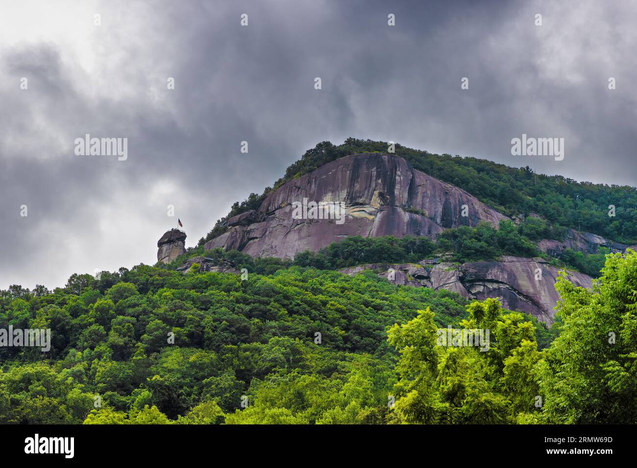 Kaminfelsenberg unter bewölktem Himmel, von der Innenstadt von Chimeny Rock aus gesehen, Tor zum Chimney Rock State Park in North Carolina. Stockfoto