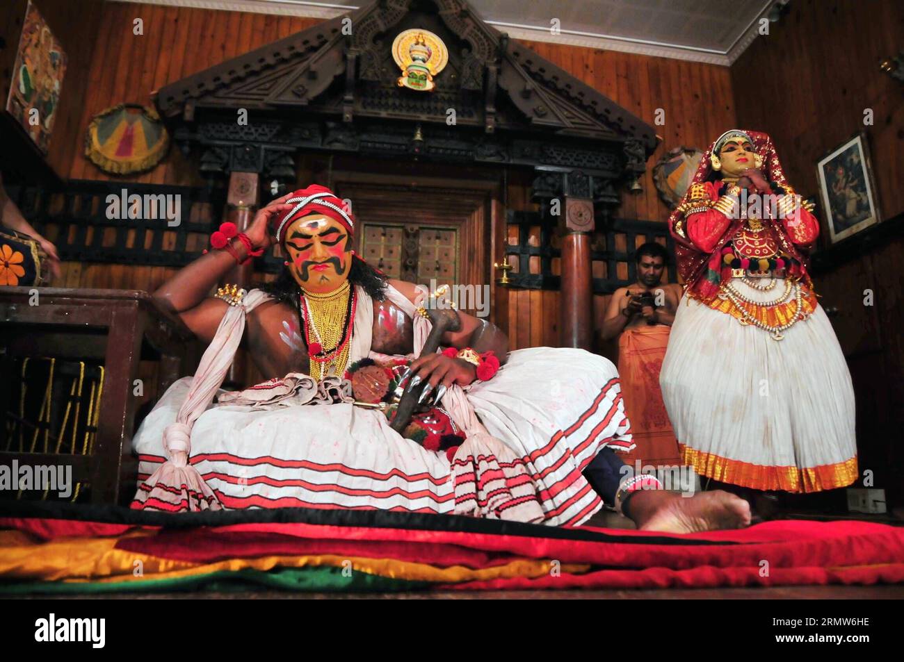 COCHIN, 7. Oktober 2014 -- Tänzer treten Kathakali in Cochin, Kerala, Indien, 7. Oktober 2014 auf. Kathakali ist ein klassisches indisches Tanzdrama, das für die attraktive Gestaltung von Charakteren, aufwendigen Kostümen, detailreichen Gesten und klar definierten Körperbewegungen bekannt ist. Es entstand im 17. Jahrhundert im heutigen Bundesstaat Kerala und hat sich im Laufe der Jahre mit verbessertem Aussehen und raffinierten Gesten entwickelt. (dzl) INDIA-COCHIN-DANCE-DRAMA-KATHAKALI WangxPing PUBLICATIONxNOTxINxCHN Cochin OCT 7 2014 Tänzerinnen führen Kathakali in Cochin Kerala India OCT 7 2014 Kathakali IST ein Stylized Stockfoto