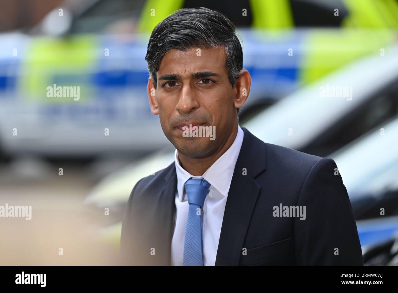 Premierminister Rishi Sunak gibt ein Interview während eines Besuchs der Kilburn Polizeiwache im Nordwesten Londons. Bilddatum: Mittwoch, 30. August 2023. Stockfoto