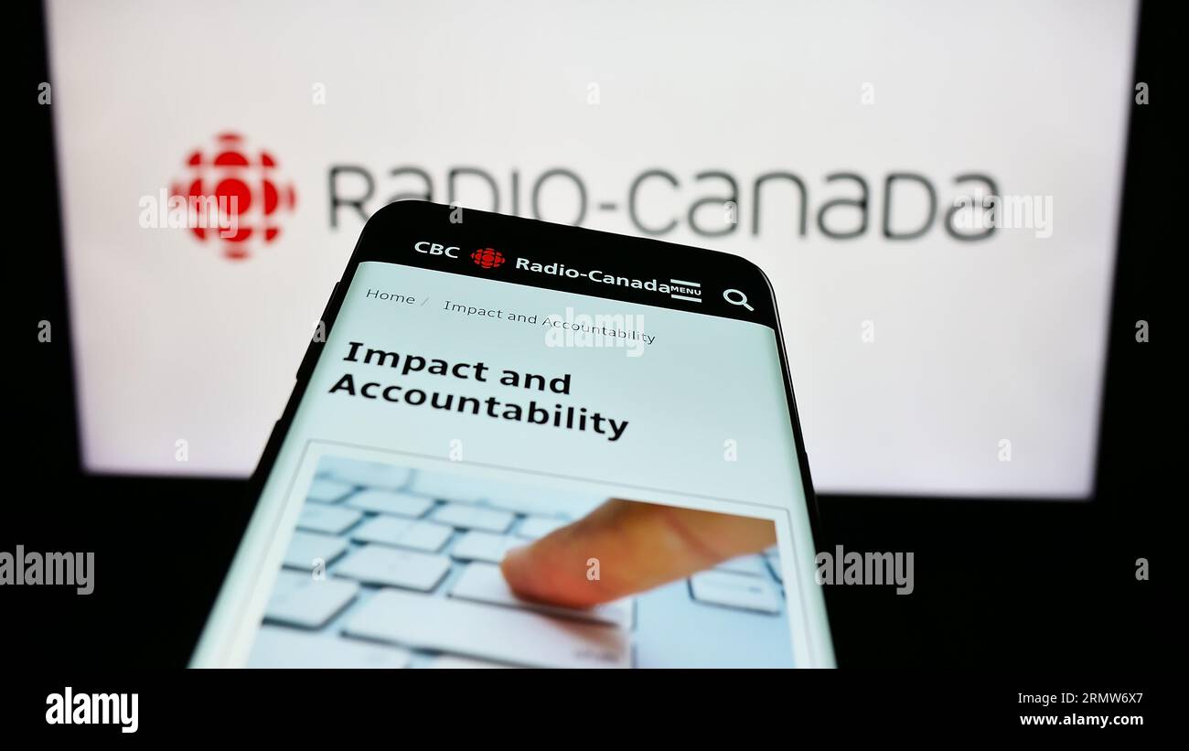Mobiltelefon mit Website des öffentlich-rechtlichen Senders Radio-Canada (CBC) auf dem Bildschirm vor dem Firmenlogo. Konzentrieren Sie sich auf die obere linke Ecke des Telefondisplays. Stockfoto