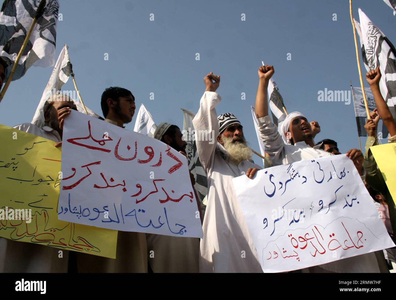 (141010) -- PESHAWAR, 10. Oktober 2014 -- pakistanische Aktivisten schreien Parolen während eines Anti-Indien-Protestes gegen grenzüberschreitende Angriffe in Peshawar, Pakistan, am 10. Oktober 2014. Pakistan forderte Indien am Freitag auf, der Militärbeobachtergruppe der Vereinten Nationen den Besuch der Kontrolllinie zu gestatten, die die beiden Länder in der umstrittenen Kaschmir-Region trennt, um die jüngsten Verstöße gegen den Waffenstillstand zu untersuchen. ) PAKISTAN-PESHAWAR-INDIEN-PROTEST AhmadxSidique PUBLICATIONxNOTxINxCHN Peshawar OCT 10 2014 pakistanische Aktivisten brüllen während des Anti-Indien-Protest gegen grenzüberschreitende Angriffe in Peshawar Pakistan Stockfoto