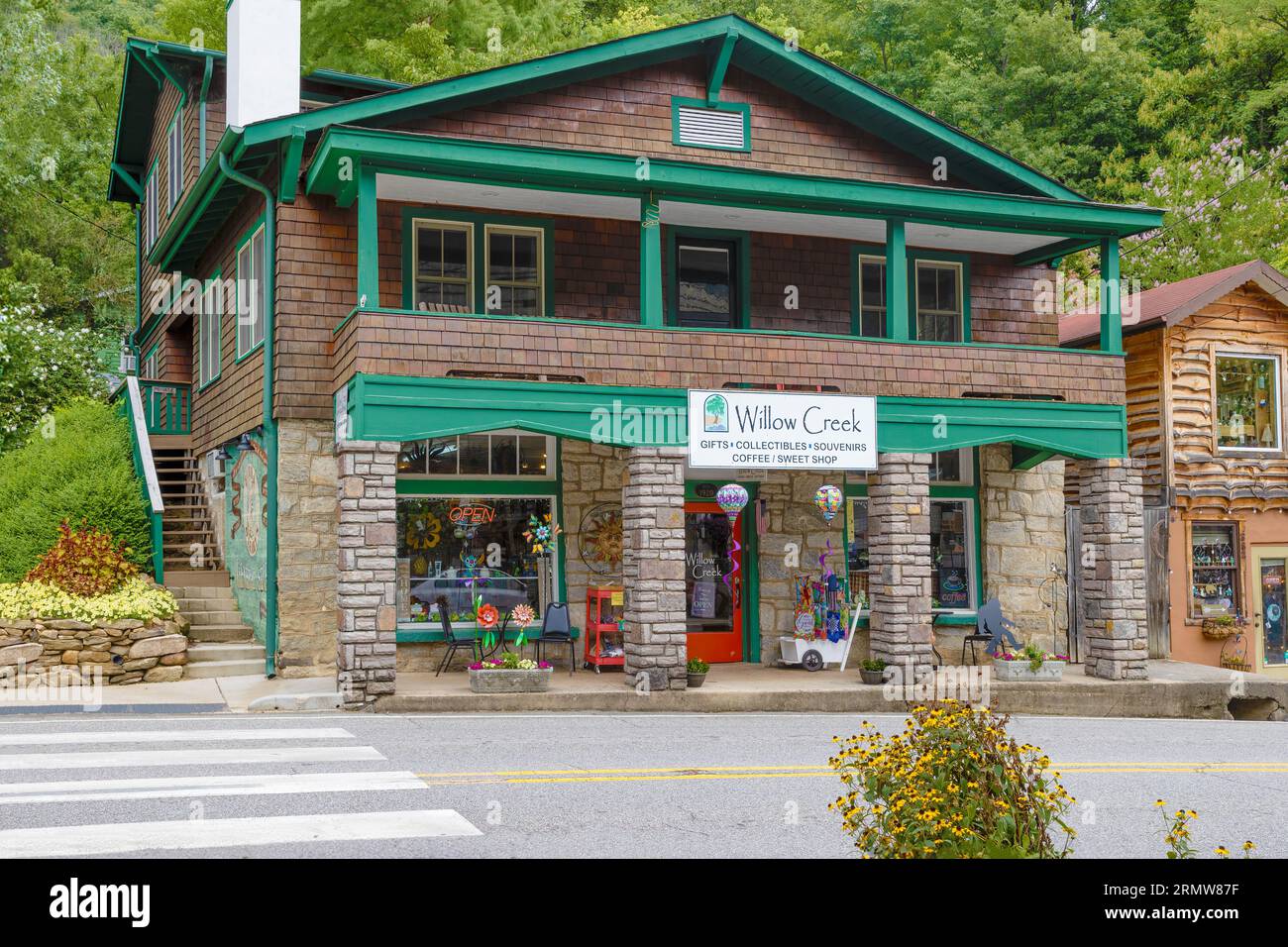 Chimney Rock, North Carolina, USA - 11. August 2023: Ein malerischer Laden, der Waren anbietet, um alle zu verkaufen, um Touristen in diese kleine Stadt, das Tor, zu locken Stockfoto