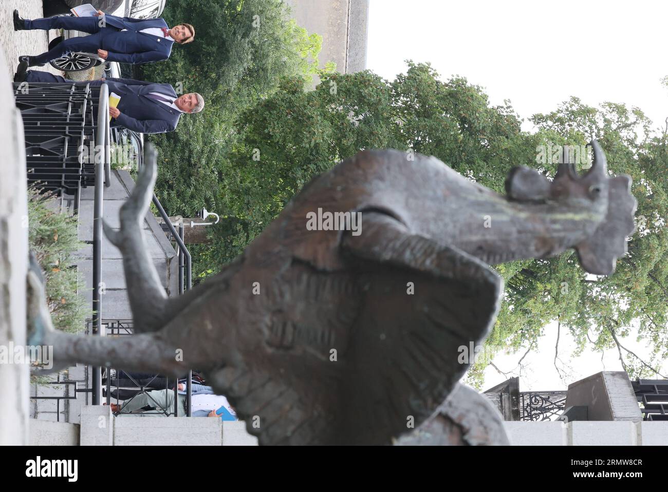 Namur, Belgien. 30. August 2023. Der wallonische Ministerpräsident Elio Di Rupo und der flämische Ministerpräsident Jan Jambon machen einen Spaziergang im Stadtzentrum von Namur nach einem bilateralen Treffen zwischen den wallonischen und flämischen Ministerpräsidenten, Mittwoch, den 30. August 2023 in Jambes, Namur. BELGA PHOTO BENOIT DOPPAGNE Credit: Belga News Agency/Alamy Live News Stockfoto