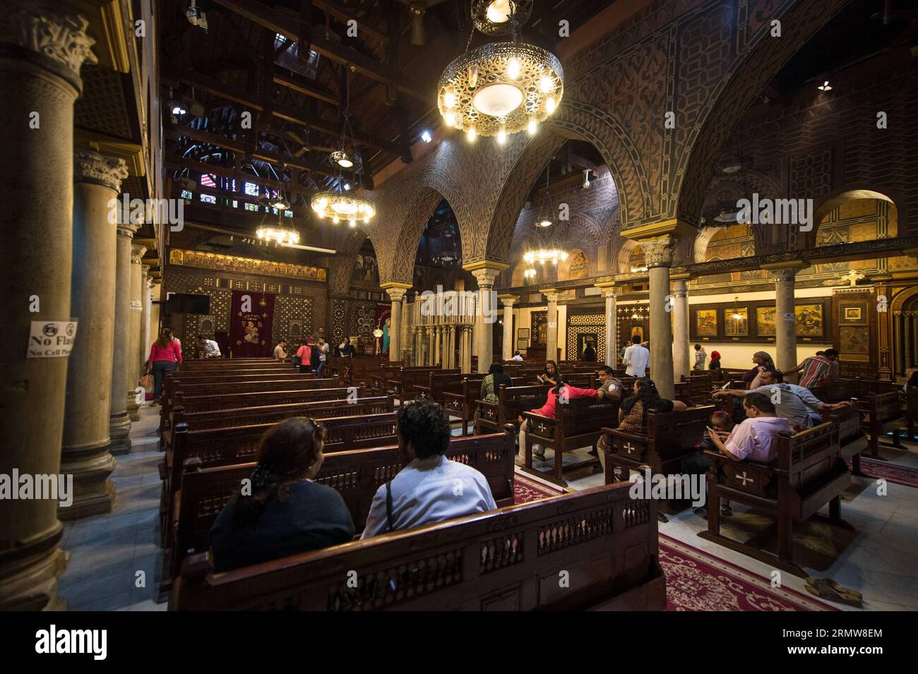 Menschen werden in der hängenden koptischen Kirche in Kairo, Ägypten, am 12. Oktober 2014 gesehen. Die Jahrhunderte alte Kirche wurde am 11. Oktober nach 16 Jahren Renovierung wieder eröffnet. ÄGYPTEN-KAIRO-RELIGION-KOPTISCHE KIRCHE PanxChaoyue PUBLICATIONxNOTxINxCHN Berühmtheiten sind Seen in der hängenden koptischen Kirche in Kairo Ägypten OCT 12 2014 die Jahrhunderte alte Kirche, die AM OCT 11 nach 16 Jahren Renovierung wieder eröffnet wurde Ägypten Religion Koptische Kirche PUBLICATIONxNOTxINxCHN Stockfoto