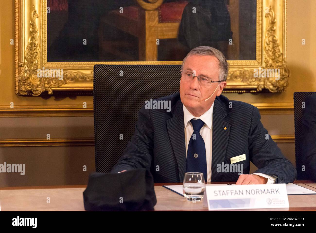 Staffan Normark, Ständiger Sekretär der Königlich Schwedischen Akademie der Wissenschaften, gibt den Gewinner des Nobelpreises 2014 für Wirtschaftswissenschaften während der Pressekonferenz der Königlich Schwedischen Akademie der Wissenschaften in Stockholm, Schweden, am 13. Oktober 2014 bekannt. Der französische Ökonom Jean Tirole gewann 2014 den Nobelpreis für Wirtschaftswissenschaften. (dzl) SCHWEDEN-STOCKHOLM-NOBELPREIS-ÖKONOMIE ShixTiansheng PUBLICATIONxNOTxINxCHN Staffan Normark, ständiger Sekretär der Königlich Schwedischen Akademie der Wissenschaften, gibt den Gewinner des Nobelpreises für Wirtschaftswissenschaften 2014 während der Pressekonferenz der Königlich Schwedischen Akademie der Wissenschaften bekannt Stockfoto