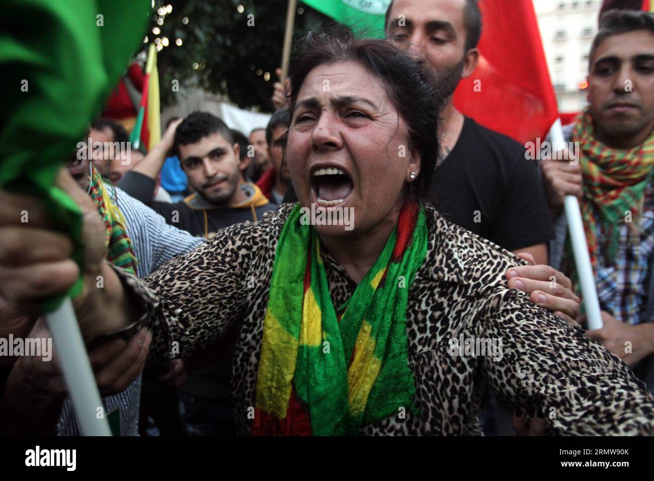 (141013) -- ATHEN, 13. Oktober 2014 -- Eine kurdische Frau, die in Griechenland lebt, protestiert während einer pro-kurdischen Demonstration gegen Angriffe von Militanten des Islamischen Staates auf die syrische Stadt Kobane und das Fehlen von Maßnahmen der türkischen Regierung im Zentrum von Athen, Griechenland, am 13. Oktober 2014. Intensivere Luftangriffe halfen kurdischen Milizen, Militante des Islamischen Staates, die für Kobane kämpften, zurückzudrängen, da Druck auf mehr internationale Maßnahmen zur Rettung der wichtigen syrischen Grenzstadt stieg. ) GRIECHENLAND-ATHEN-PROTEST-IST MariosxLolos PUBLICATIONxNOTxINxCHN Athen OKT 13 2014 eine kurdische Frau, die in Griechenland lebt Stockfoto