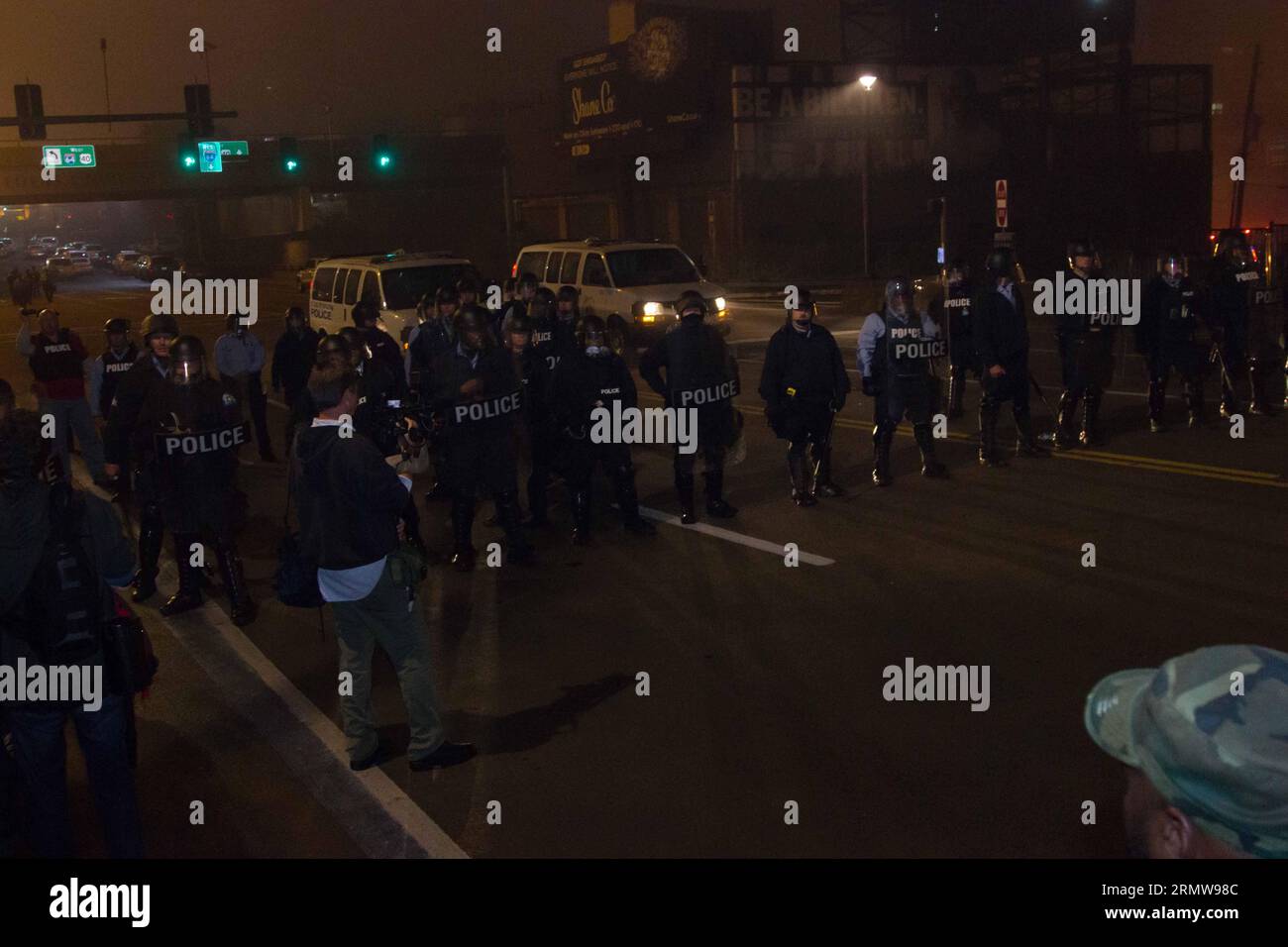 Die Polizei stellt sich an, um Demonstranten in St. Louis, USA, Ende 12. Oktober 2014. Hunderte von Menschen nahmen an einem marsch Teil, um gegen die Erschießungen der Polizei auf afroamerikanische Einwohner zu protestieren. ) US-ST. LOUIS-PROTEST DanexIwata PUBLICATIONxNOTxINxCHN Riot Police Line bis Blockprotestoren in St. Louis die Vereinigten Staaten Ende OKT 12 2014 Hunderte von Prominenten nahmen an einem Protestmarsch gegen Polizeierschießungen von afroamerikanischen Einwohnern Teil Stockfoto