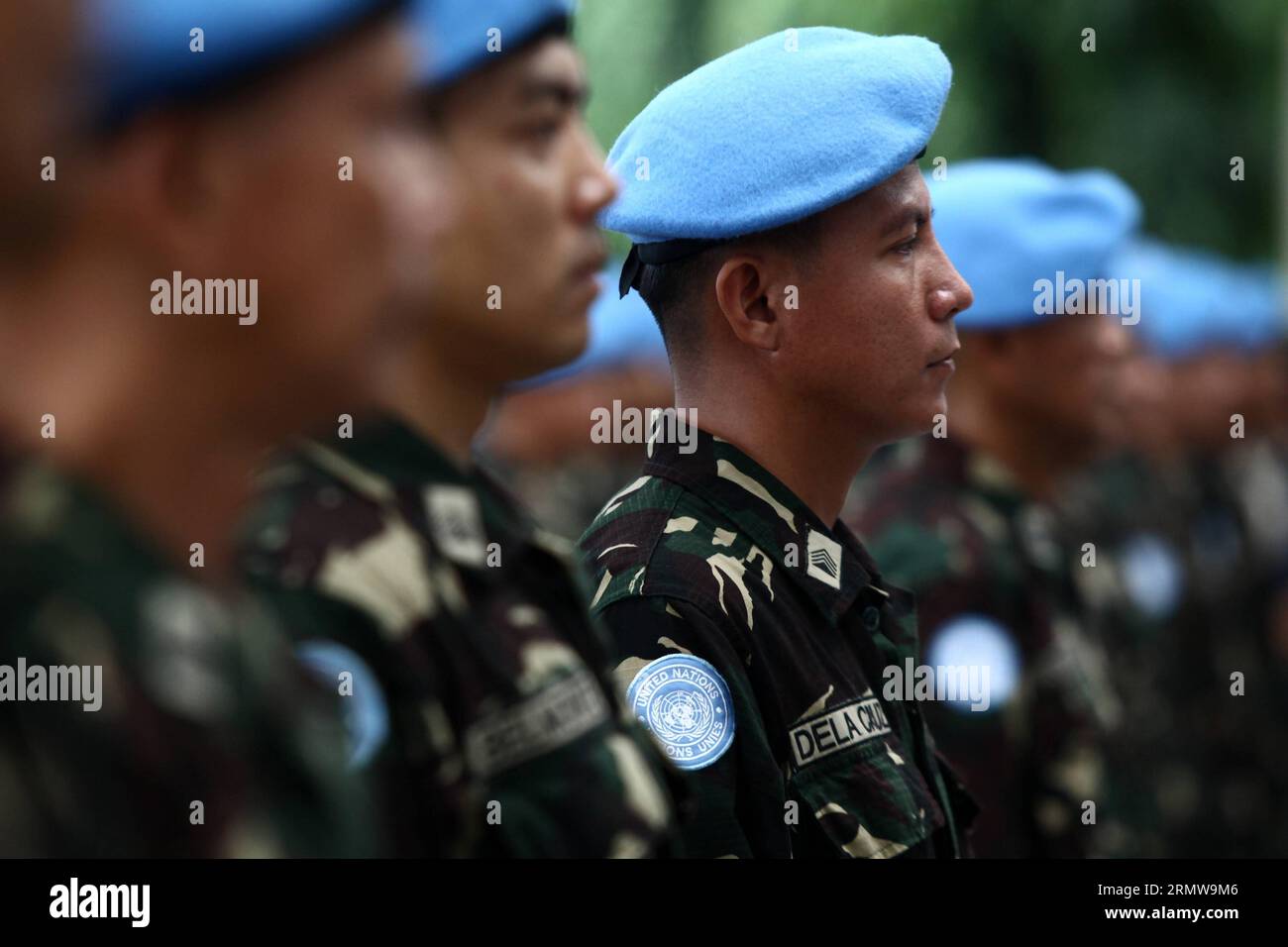 (141015) -- QUEZON CITY, 15. Oktober 2014 -- Mitglieder des 17. Philippinischen Kontingents in Haiti stehen während der Verleihung der United Nations Service Medal im Camp Aguinaldo in Quezon City, Philippinen, 15. Oktober 2014 in Formation. Die Streitkräfte der Philippinen (AFP) sagten am Dienstag, dass über hundert philippinische Friedenstruppen, die in Liberia stationiert sind, im nächsten Monat aufgrund des Risikos des Ausbruchs der Ebola-Viruserkrankung im westafrikanischen Land in die Heimat zurückkehren werden. ) PHILIPPINEN-QUEZON CITY-KONTINGENT RouellexUmali PUBLICATIONxNOTxINxCHN Quezon City OCT 15 2014 Mitglieder der 17. Ph Stockfoto