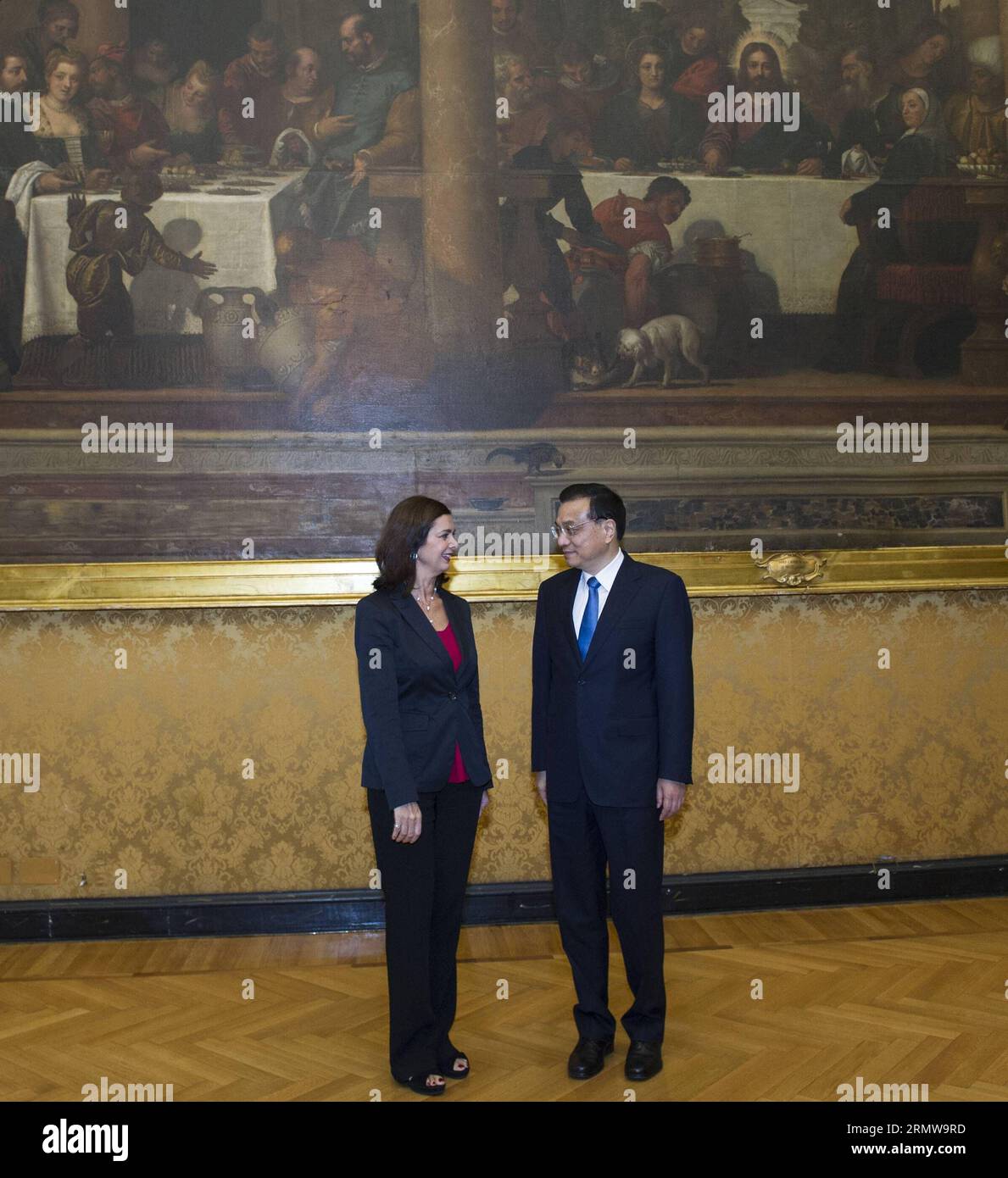 (141015) -- ROM, 15. Oktober 2014 -- der chinesische Premier Li Keqiang (R) trifft sich mit der italienischen Präsidentin des Unterhauses Laura Boldrini in Rom, Italien, 15. Oktober 2014. ) (wf) ITALIEN-ROM-CHINESISCHES PREMIER-TREFFEN WangxYe PUBLICATIONxNOTxINxCHN Rom OKT 15 2014 Chinesischer Ministerpräsident Keqiang r trifft italienische Präsidentin des Unterhauses Laura in Rom Italien OKT 15 2014 WF Italien Chinesisches Premier-Treffen WangXYe PUBLICATIONxNOTxINxCHN Stockfoto