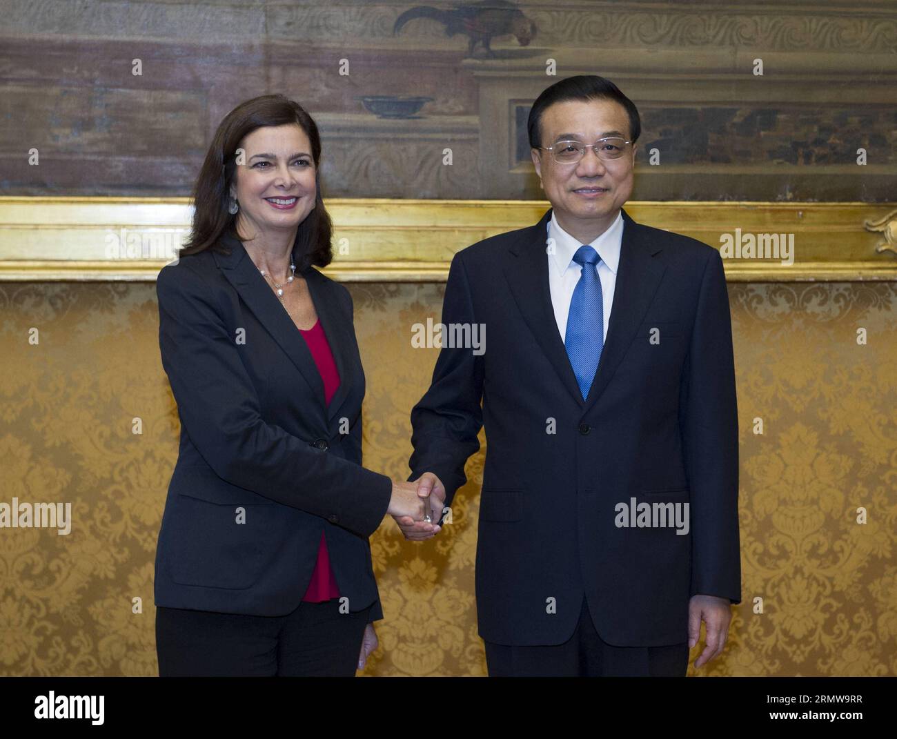 (141015) -- ROM, 15. Oktober 2014 -- der chinesische Premier Li Keqiang (R) trifft sich mit der italienischen Präsidentin des Unterhauses Laura Boldrini in Rom, Italien, 15. Oktober 2014. ) (wf) ITALIEN-ROM-CHINESISCHES PREMIER-TREFFEN WangxYe PUBLICATIONxNOTxINxCHN Rom OKT 15 2014 Chinesischer Ministerpräsident Keqiang r trifft italienische Präsidentin des Unterhauses Laura in Rom Italien OKT 15 2014 WF Italien Chinesisches Premier-Treffen WangXYe PUBLICATIONxNOTxINxCHN Stockfoto