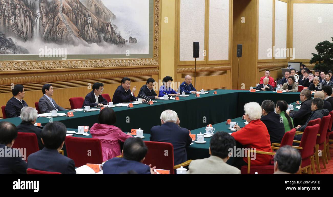 (141015) -- PEKING, 15. Oktober 2014 -- der chinesische Präsident Xi Jinping leitet ein Symposium, bei dem einige der renommiertesten Autoren, Schauspieler, Drehbuchautoren und Tänzer des Landes in Peking, der Hauptstadt Chinas, am 15. Oktober 2014 zusammenkamen. ) (wf) CHINA-PEKING-XI JINPING-SYMPOSIUM(CN) DingxLin PUBLICATIONxNOTxINxCHN Peking OKT 15 2014 der chinesische Präsident Xi Jinping Präsident während eines SYMPOSIUMS Thatcher versammelte einige der renommiertesten Autoren Schauspieler und Tänzer des Landes in Peking Hauptstadt Chinas OKT 15 2014 WF China Peking Xi Jinping Symposium CN PUBLATIONxNOTxCHINxCHN Stockfoto