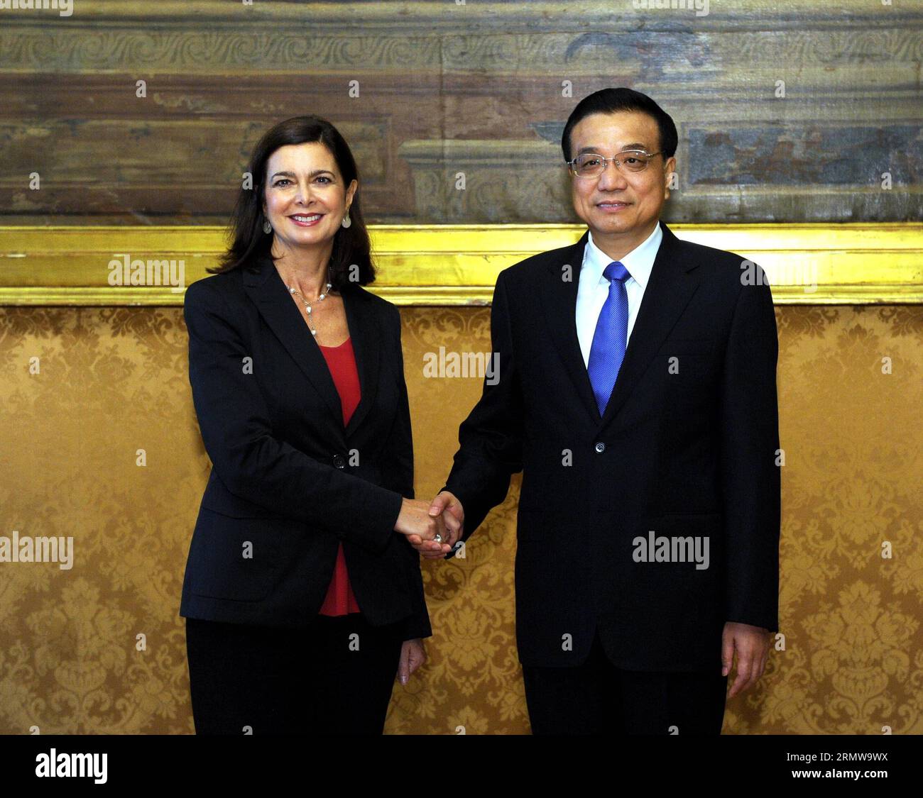 (141015) -- ROM, 15. Oktober 2014 -- der chinesische Premier Li Keqiang (R) trifft sich mit der italienischen Präsidentin des Unterhauses Laura Boldrini in Rom, Italien, 15. Oktober 2014. ) (wf) ITALIEN-ROM-CHINESISCHES PREMIER-TREFFEN RaoxAimin PUBLICATIONxNOTxINxCHN Rom OKT 15 2014 Chinesischer Ministerpräsident Keqiang r trifft italienische Präsidentin des Unterhauses Laura in Rom Italien OKT 15 2014 WF Italien Chinesischer Ministerpräsident RaoxAimin PUBLICATIONxNOTxINxCHN Stockfoto