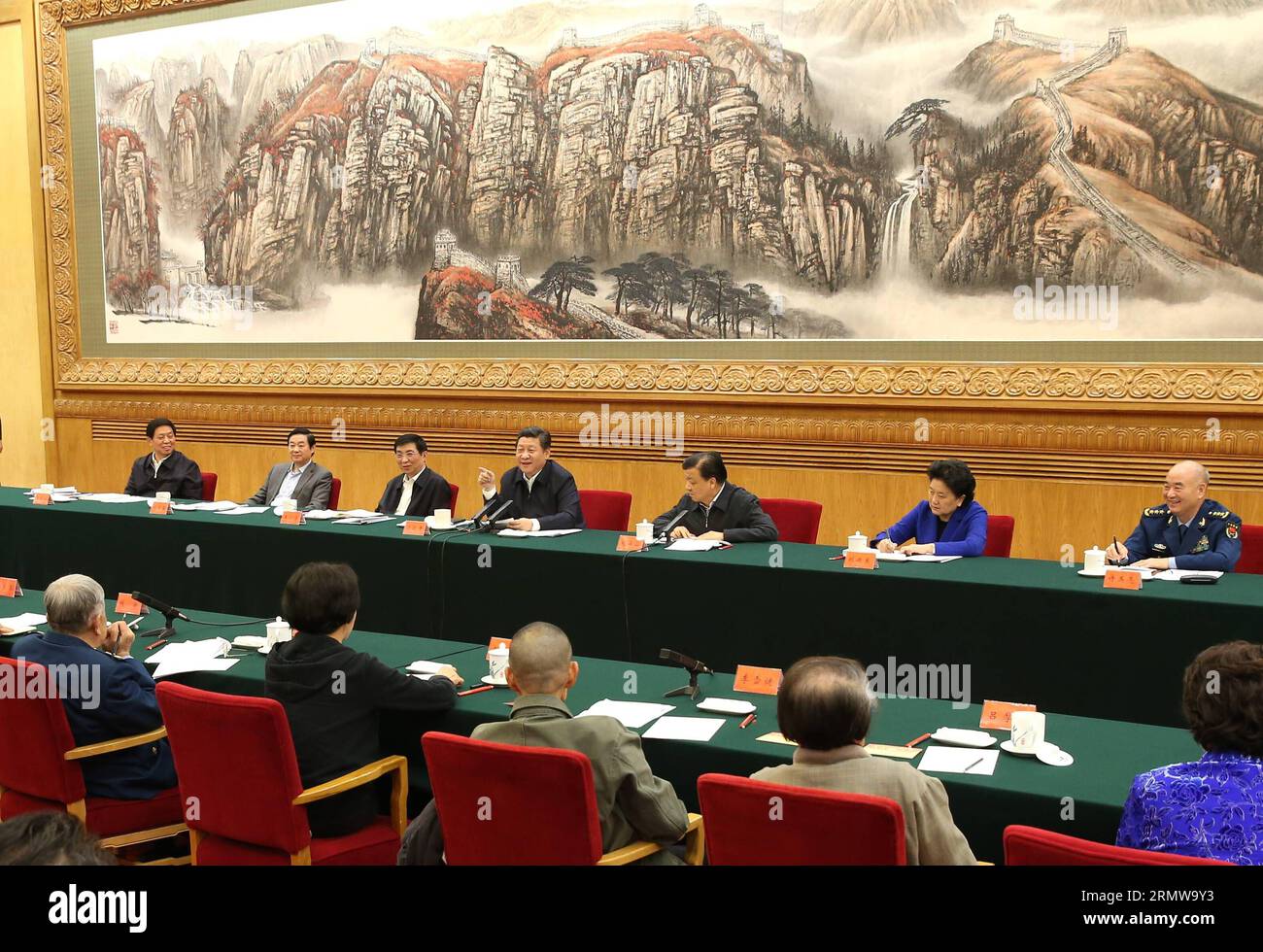 (141015) -- PEKING, 15. Oktober 2014 -- der chinesische Präsident Xi Jinping leitet ein Symposium, bei dem einige der renommiertesten Autoren, Schauspieler, Drehbuchautoren und Tänzer des Landes in Peking, der Hauptstadt Chinas, am 15. Oktober 2014 zusammenkamen. ) (wf) CHINA-PEKING-XI JINPING-SYMPOSIUM(CN) PangxXinglei PUBLICATIONxNOTxINxCHN Peking OKT 15 2014 chinesischer Präsident Xi Jinping Präsident bei einem Symposium Thatcher versammelte einige der bekanntesten Autoren Schauspieler und Tänzer des Landes in Peking Hauptstadt Chinas OKT 15 2014 WF China Peking Xi Jinping Symposium CN PangxXinglei PUBLTXIOxN Stockfoto