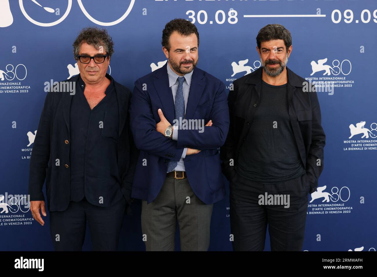 Venedig, Italien. 30. August 2023. Edoardo de Angelis, Pierfrancesco Favino und Sandro Veronesi besuchen einen Fototermin für den Film „Comandante“ beim 80. Internationalen Filmfestival von Venedig am 30. August 2023 in Venedig. Foto von Marco Piovanotto/ABACAPRESS:COM Credit: Abaca Press/Alamy Live News Stockfoto