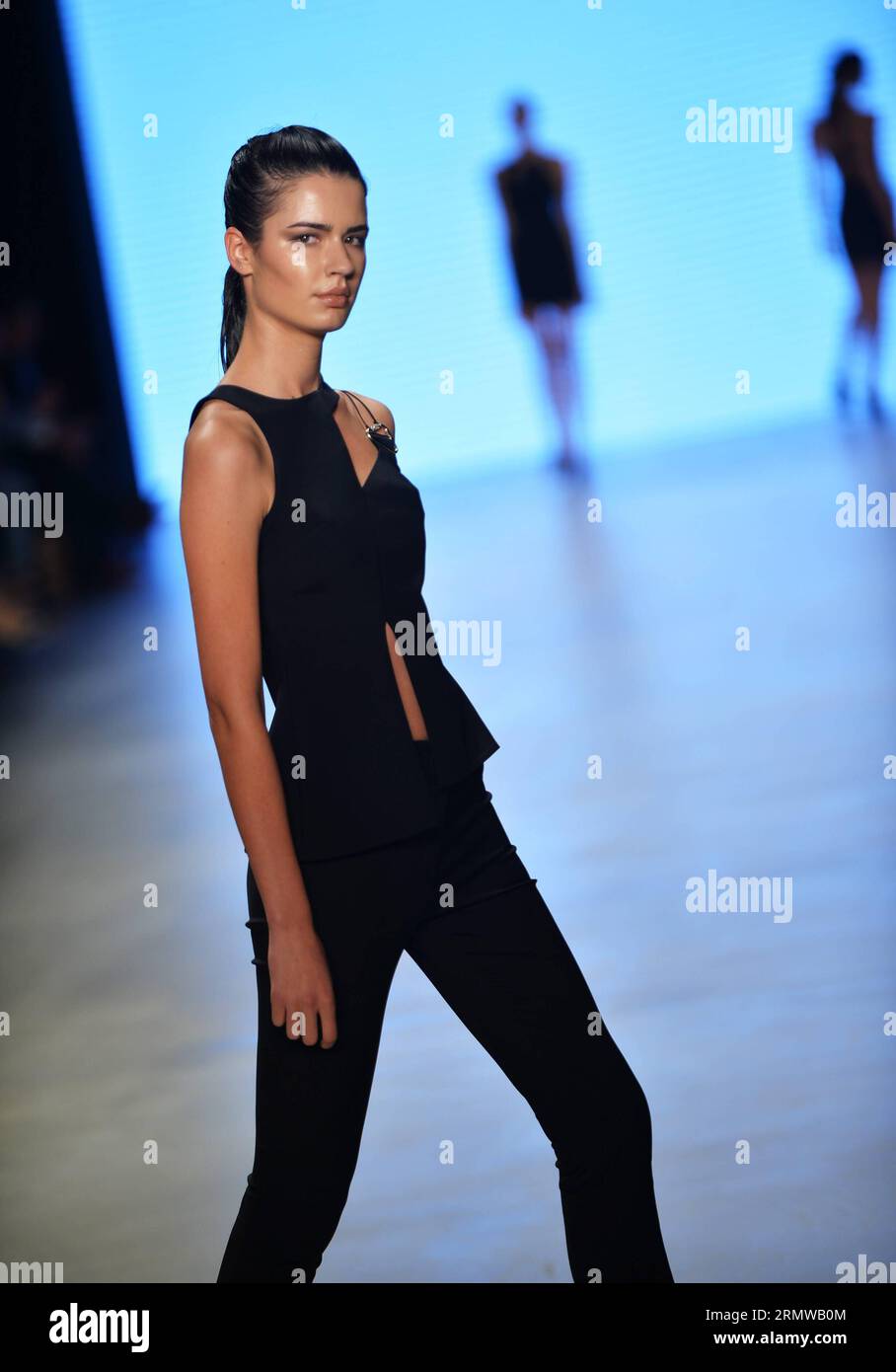 Ein Modell präsentiert eine Kreation von Burce Bekrek während der Frühjahr/Sommer Mercedes-Benz Fashion Week Show 2015 in Istanbul, Türkei, 17. Oktober 2014. ) TÜRKEI-ISTANBUL-FASHION-WOCHE-SHOW LuxZhe PUBLICATIONxNOTxINxCHN ein Model präsentiert während der Frühjahr Sommer Mercedes Benz Fashion Week Show 2015 in Istanbul Türkei OCT 17 2014 Türkei Istanbul Fashion Week Show PUBLICATIONxNOTxINxCHN Stockfoto