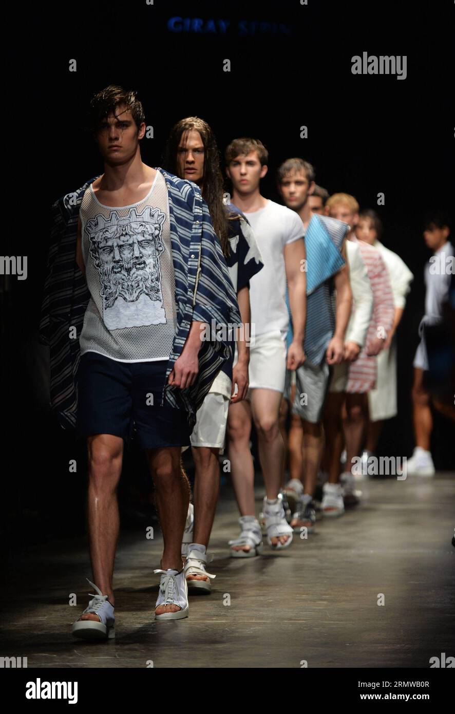 Models präsentieren Kreationen von Giray Sepin während der Frühjahr/Sommer Mercedes-Benz Fashion Week Show 2015 in Istanbul, Türkei, 17. Oktober 2014. ) TÜRKEI-ISTANBUL-FASHION-WOCHE-SHOW LuxZhe PUBLICATIONxNOTxINxCHN Models präsentieren Kreationen von Giray während der Frühjahr Sommer 2015 Mercedes Benz Fashion Week Show in Istanbul Türkei OCT 17 2014 Türkei Istanbul Fashion Week Show PUBLICATIONxNOTxINxCHN Stockfoto