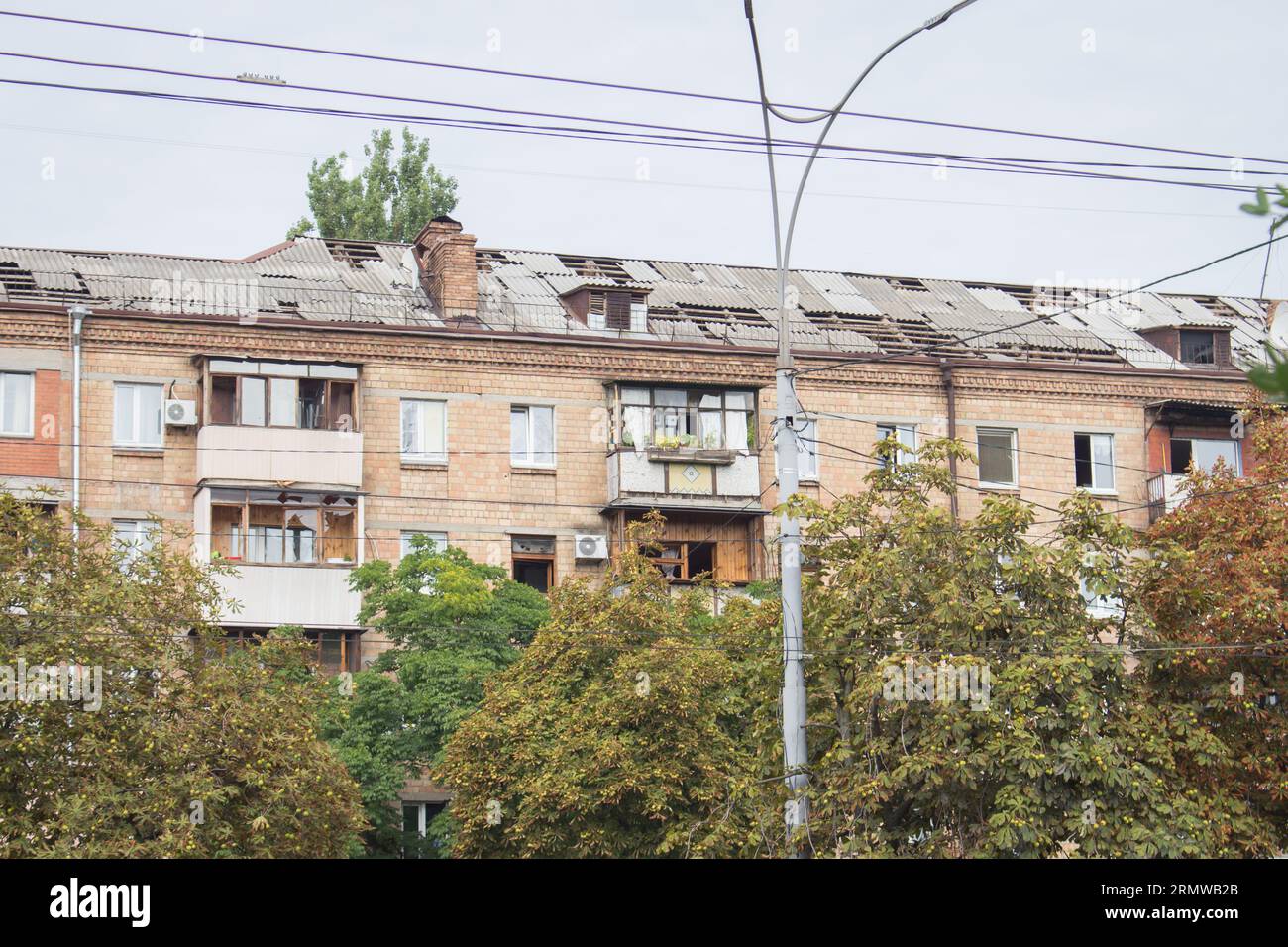 Raketenangriff in Kiew, Ukraine, august 2023. Fenster und Dach nach der Explosion kaputt gemacht. Haus durch Explosionswelle beschädigt. Krieg in der Ukraine Stockfoto