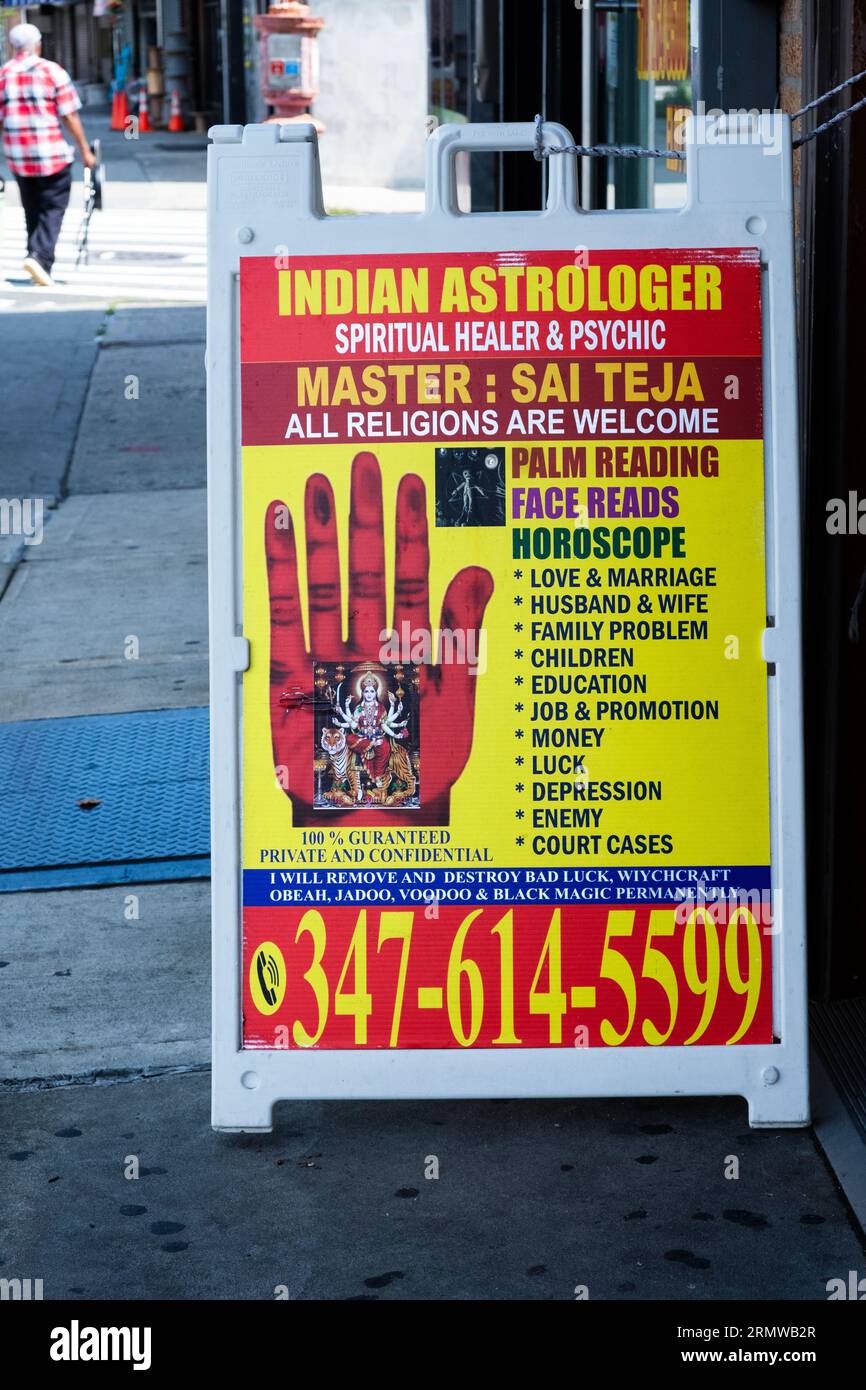 Ein Schild auf der Liberty Ave vom indischen Astrologen Sai Teja, der kühn für eine 100%-Garantie wirbt Stockfoto