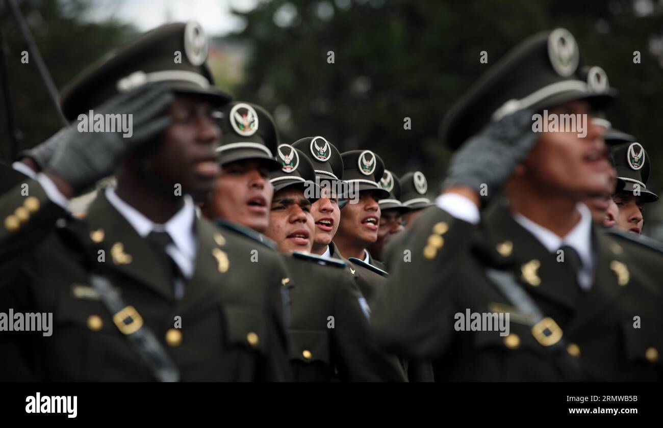 Mitglieder der ecuadorianischen Nationalpolizei nehmen am 17. Oktober 2014 an einer Parade zur Beförderung von Beamten und Polizeibewerbern im Bicentenario Park in Quito, der Hauptstadt Ecuadors, Teil. Santiago Armas) (bxq) ECUADOR-QUITO-SECURITY-PARADE e SANTIAGOxARMAS PUBLICATIONxNOTxINxCHN Mitglieder der ecuadorianischen Nationalpolizei nehmen AM 17. Oktober 2014 an einer Parade zur Förderung von Beamten und Polizeiantragstellern IM Bicentenario Park in der ecuadorianischen Hauptstadt Quito Teil Stockfoto