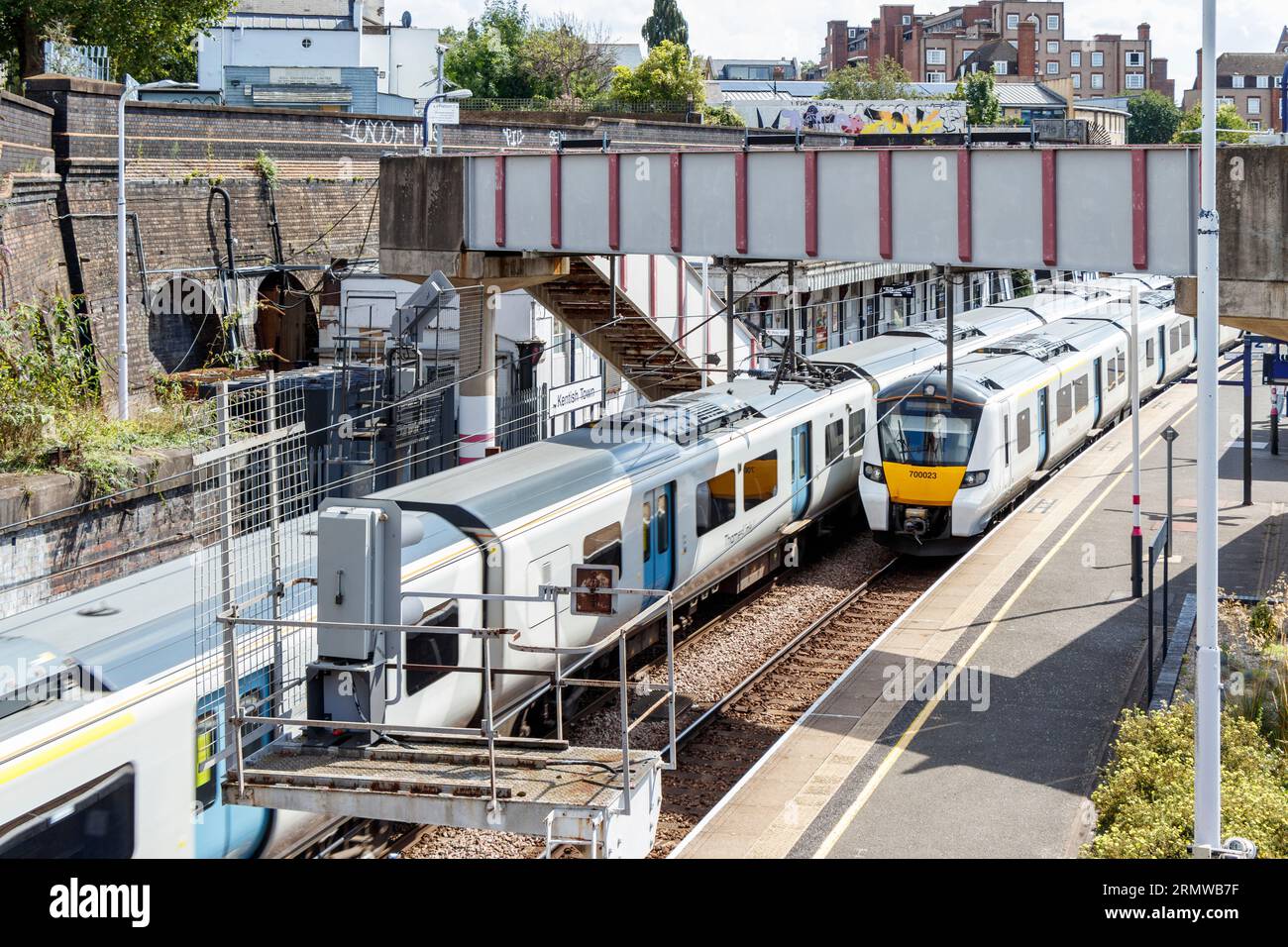 Züge am Kentish Town Overground Railway Station, London, UK Stockfoto
