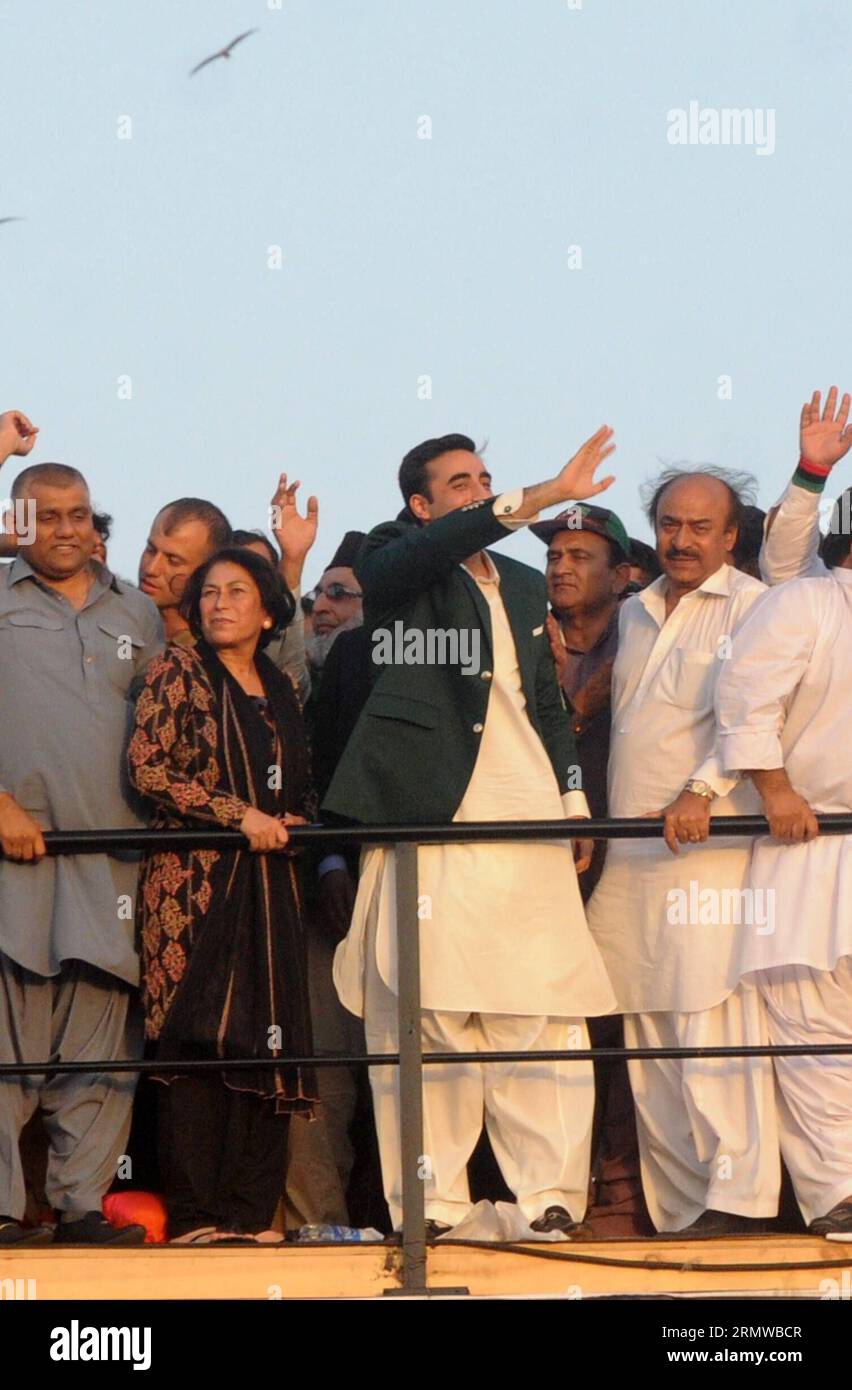 Bilawal Bhutto Zardari (C), Vorsitzender der Pakistanischen Volkspartei (PPP), ruft Anhänger auf, als er am 18. Oktober 2014 zu einem öffentlichen Treffen in der südpakistanischen Hafenstadt Karatschi ankommt. Zehntausende Anhänger der PPP versammelten sich in Karatschi, um Bilawal Bhutto Zardari, dem Sohn des getöteten Ministerpräsidenten Benazir Bhutto, beim offiziellen Start seiner politischen Karriere zu unterstützen. PAKISTAN-KARACHI-PPP-BHUTTO-RALLY Masroor PUBLICATIONxNOTxINxCHN Bilawal Bhutto Zardari C, Vorsitzender der Pakistanischen Volkspartei PPP, ruft zu Unterstützern auf, als er zu einem öffentlichen Treffen in Südpak ankommt Stockfoto