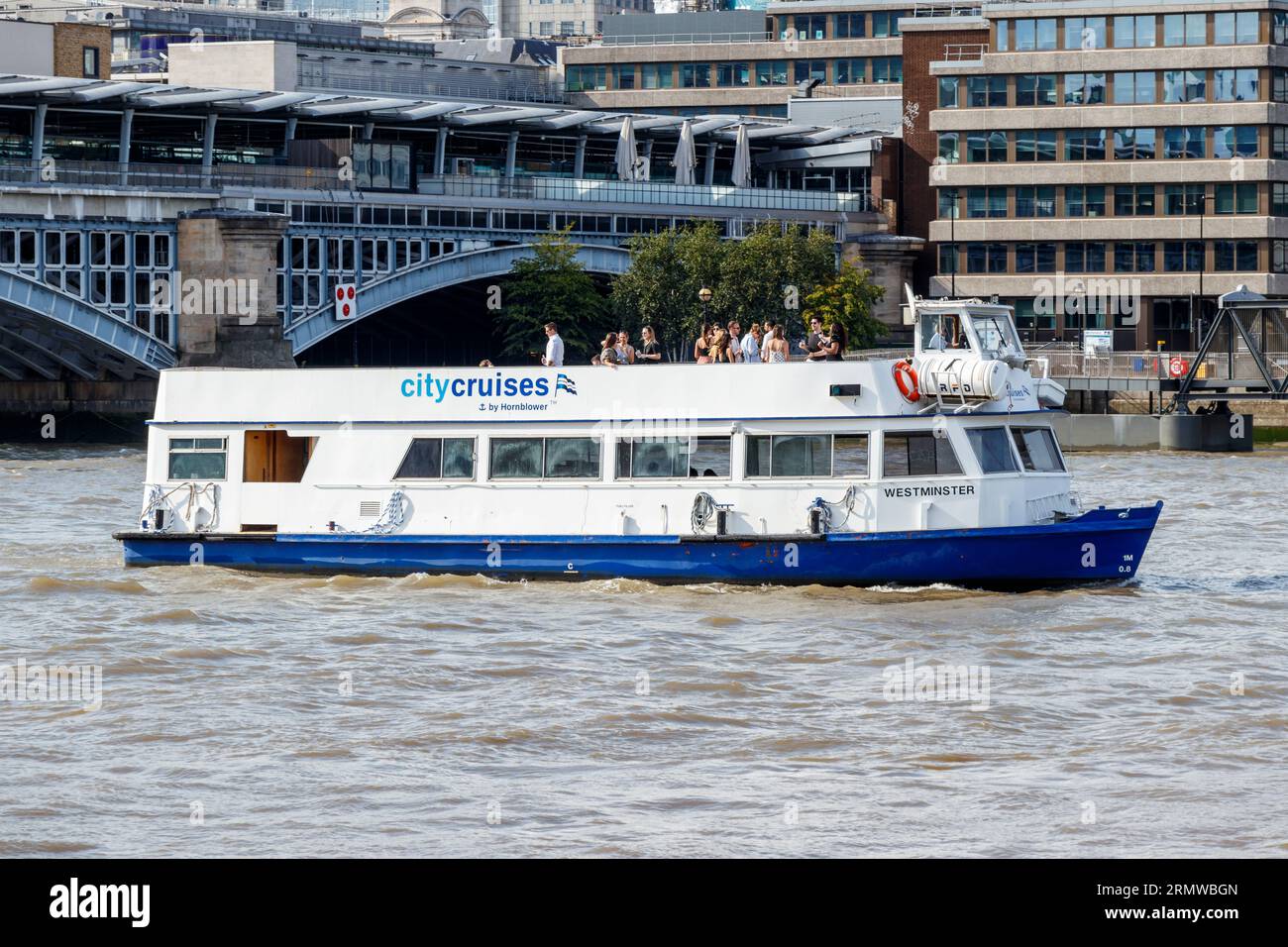 Eine Bootstour auf der Themse auf der Themse in Blackfriars, London, Großbritannien Stockfoto