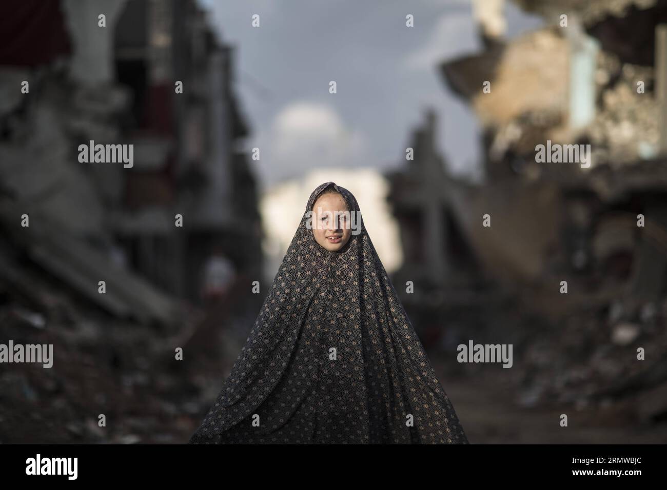 Ein palästinensisches Mädchen steht am 19. Oktober 2014 in der Nähe von Hausschutt im Viertel Al-Shejaiya östlich von Gaza-Stadt. Das Viertel Al-Shejaiya wurde während des 50-tägigen Konflikts zwischen Israel und der Hamas zerstört. MIDEAST-GAZA-DAILY LIFE WissamxNassar PUBLICATIONxNOTxINxCHN ein PALÄSTINENSISCHES Mädchen steht in der Nähe von House SCHUTT im Al-Viertel östlich von Gaza-Stadt AM 19. Oktober 2014 Al-Viertel, das während des 50-tägigen KONFLIKTS zwischen Israel und Hamas zerstört wurde Stockfoto