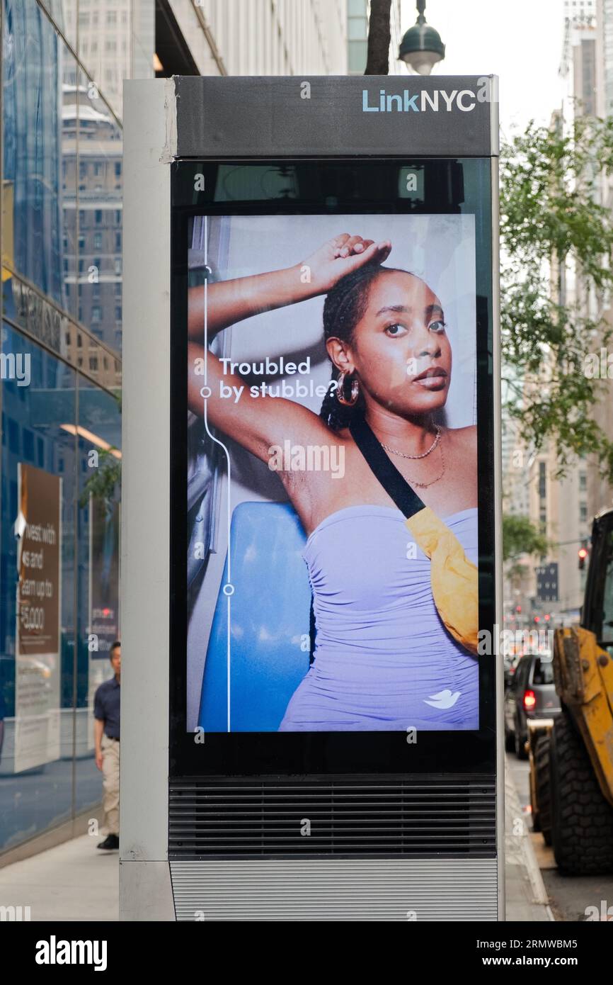 Auffällige Anzeigen von Deodorant Dove Dry Spray auf Link NYC-Bildschirmen in Midtown Manhattan, New York City. Stockfoto