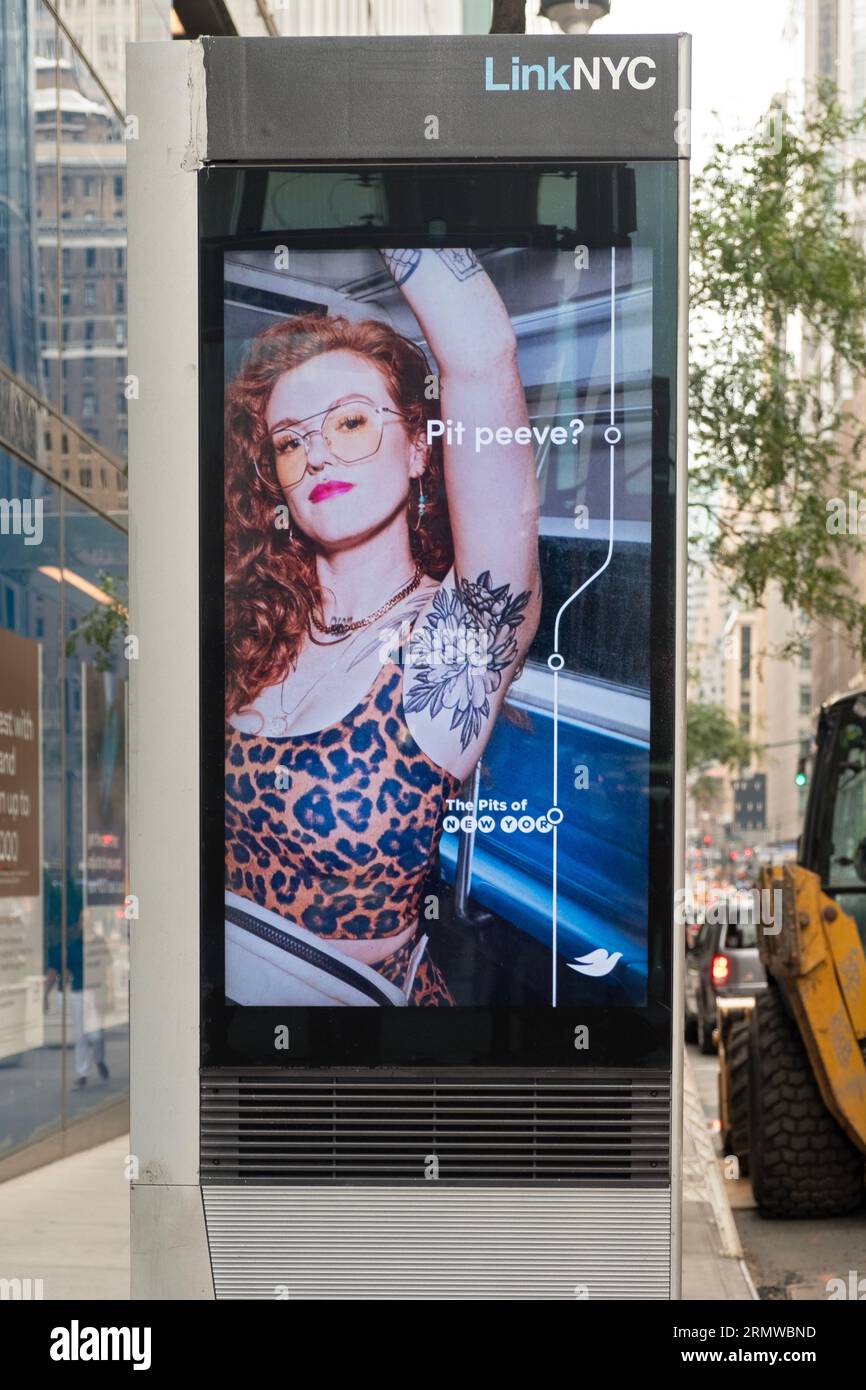 Auffällige Anzeigen von Deodorant Dove Dry Spray auf Link NYC-Bildschirmen in Midtown Manhattan, New York City. Stockfoto