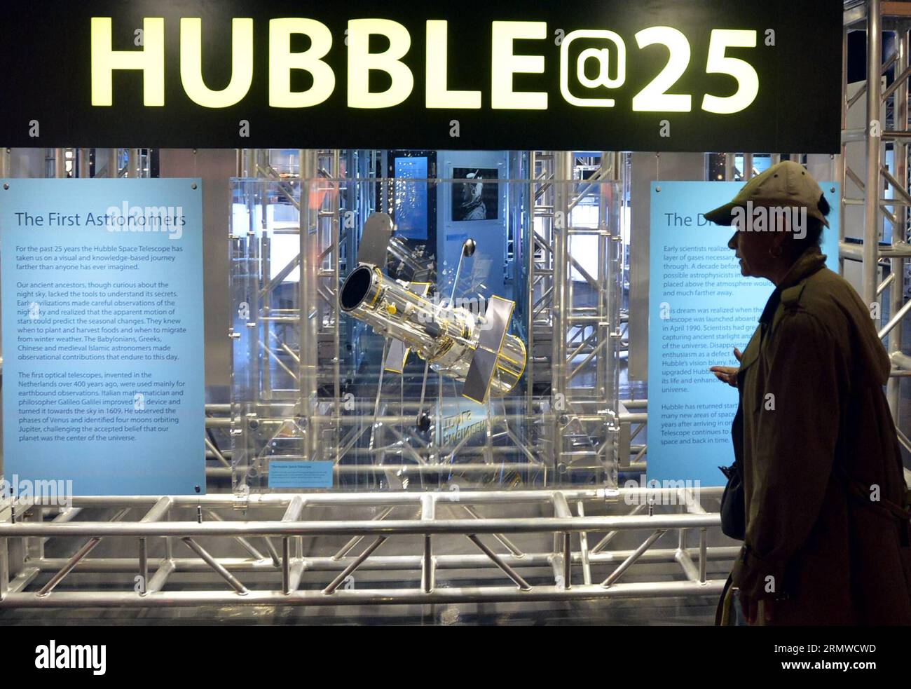 (141022) -- NEW YORK, 22. Oktober 2014 -- ein Reporter nimmt an der Pressevorschau der neuen Ausstellung HUBBLE@25 Teil, die den 25. Jahrestag des Starts des Hubble-Weltraumteleskops durch die NASA im Intrepid Sea, Air & Space Museum in New York City, USA, am 22. Oktober 2014 feiert. Durch die von Hubble produzierten Bilder, Werkzeuge, die im Weltraum zur Reparatur des Teleskops verwendet werden, und interaktive Erlebnisse der Gäste wird die Ausstellung am Donnerstag der Öffentlichkeit zugänglich gemacht und erzählt die Geschichte von Hubbles 25-jähriger Geschichte. ) US-NEW YORK-ASTRONOMIE-HUBBLE-JUBILÄUMSAUSSTELLUNG WangxLei PUBLICATIONxNOTxINxCHN ne Stockfoto