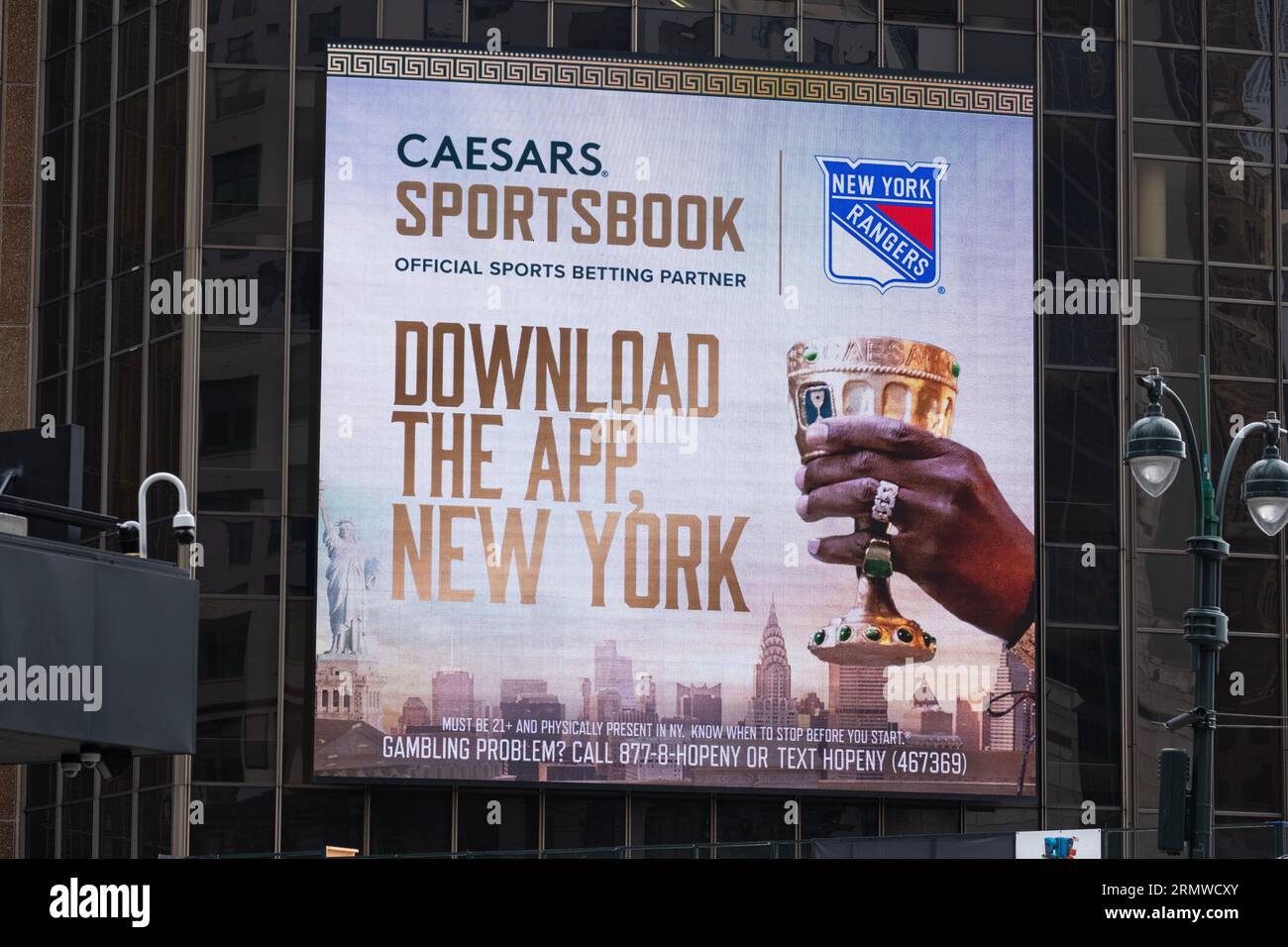 Eine gigantische Anzeige am Madison Square Garden für Caesars Sportsbook, eine Online-Sportwetten-Website. Online-Wetten sind jetzt in New York legal. Stockfoto