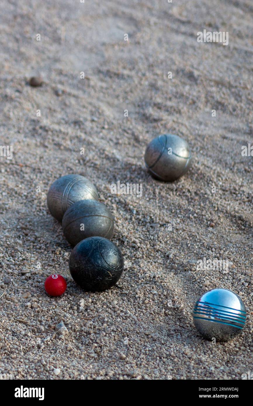 Petanque-Spiel. Sie können die Stahlkugeln in verschiedenen Farben und den Magneten sehen, mit dem sie gesammelt werden. Stockfoto