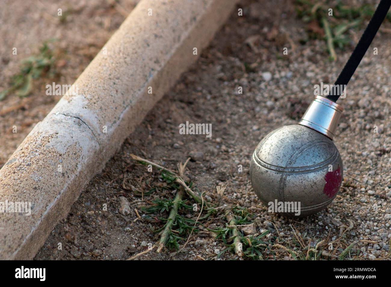 Petanque-Spiel. Sie können die Stahlkugeln in verschiedenen Farben und den Magneten sehen, mit dem sie gesammelt werden. Stockfoto